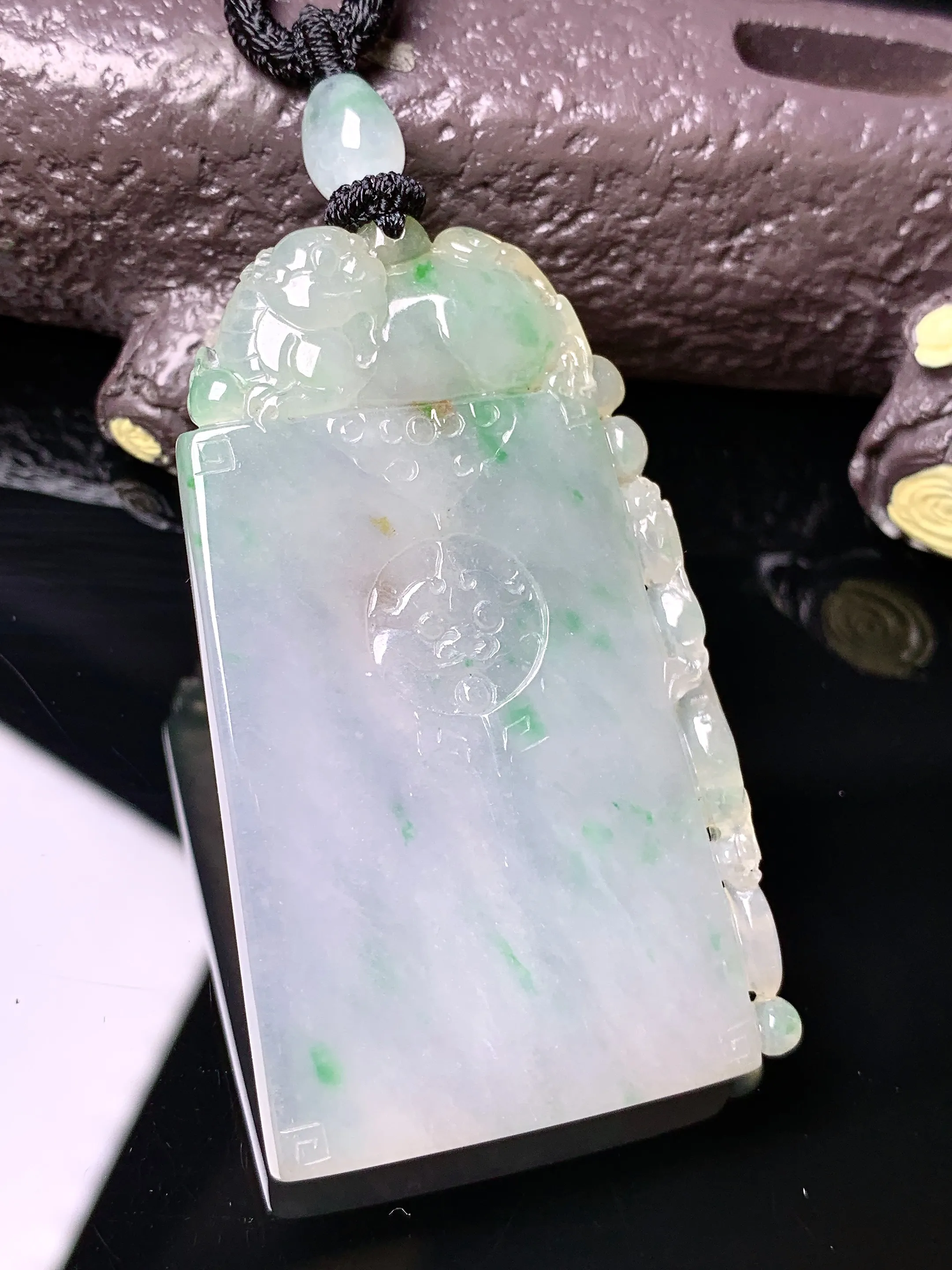飘绿貔貅无事牌吊坠 玉质细腻 色泽清新艳丽 整体尺寸54*31.2*5.6