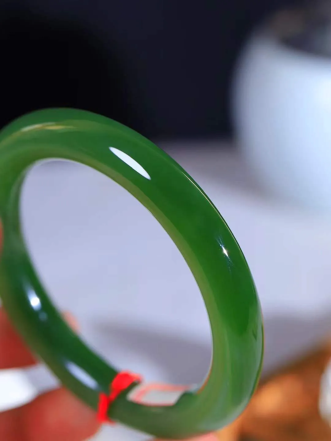 （温柔雅致.手镯）

收藏传家级臻品️和田玉碧玉猫眼圆条手镯。镯型饱满，温润细腻，脂润沁香。️执一卷书，沏一盏茶，着一袭裙，戴一只镯。淡淡浅笺，素心若兰，静赏玉中诗画。悠悠岁月，芊手轻摘，盛满诗样芳华。重69克   尺寸60-11.5-11.3mm    FDA-321201600