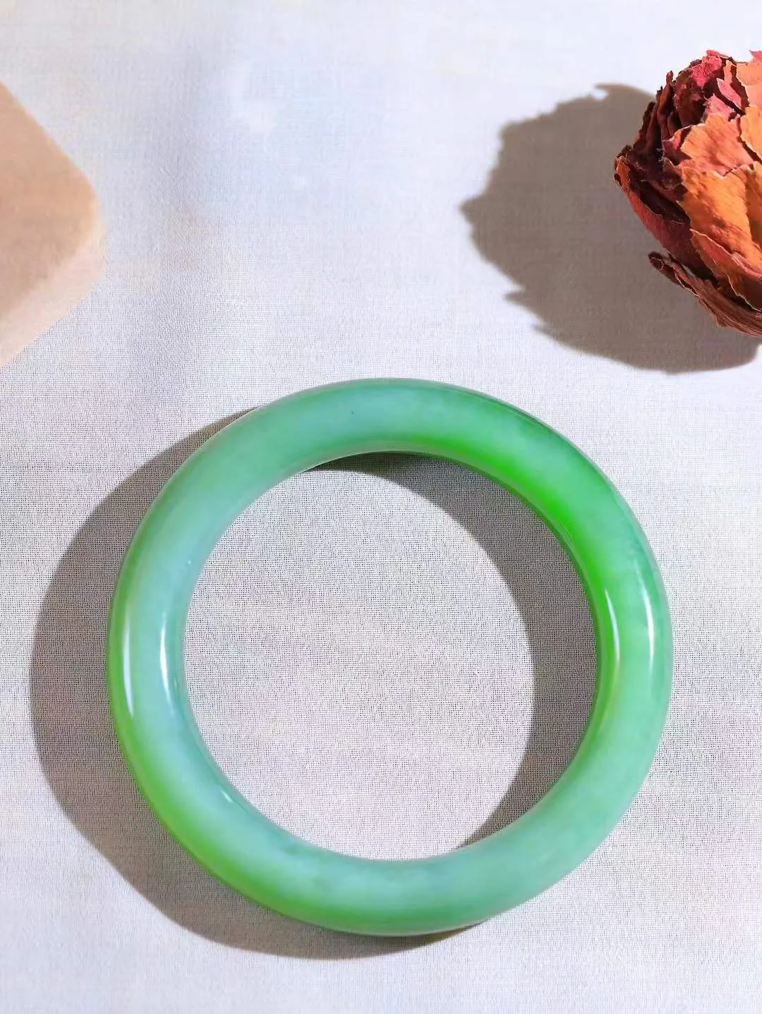 【玉佳人·手镯】

收藏级臻品️和田玉碧玉圆条手镯 ，玉质细腻油润，做工细致精美，端庄素雅，亭亭玉立，芊芊素手。芊芊素手，怎能忘镯？秀美圆条，更显婀娜。内径59.5mm 尺寸11.7-11.5mm重70.8克691201680A