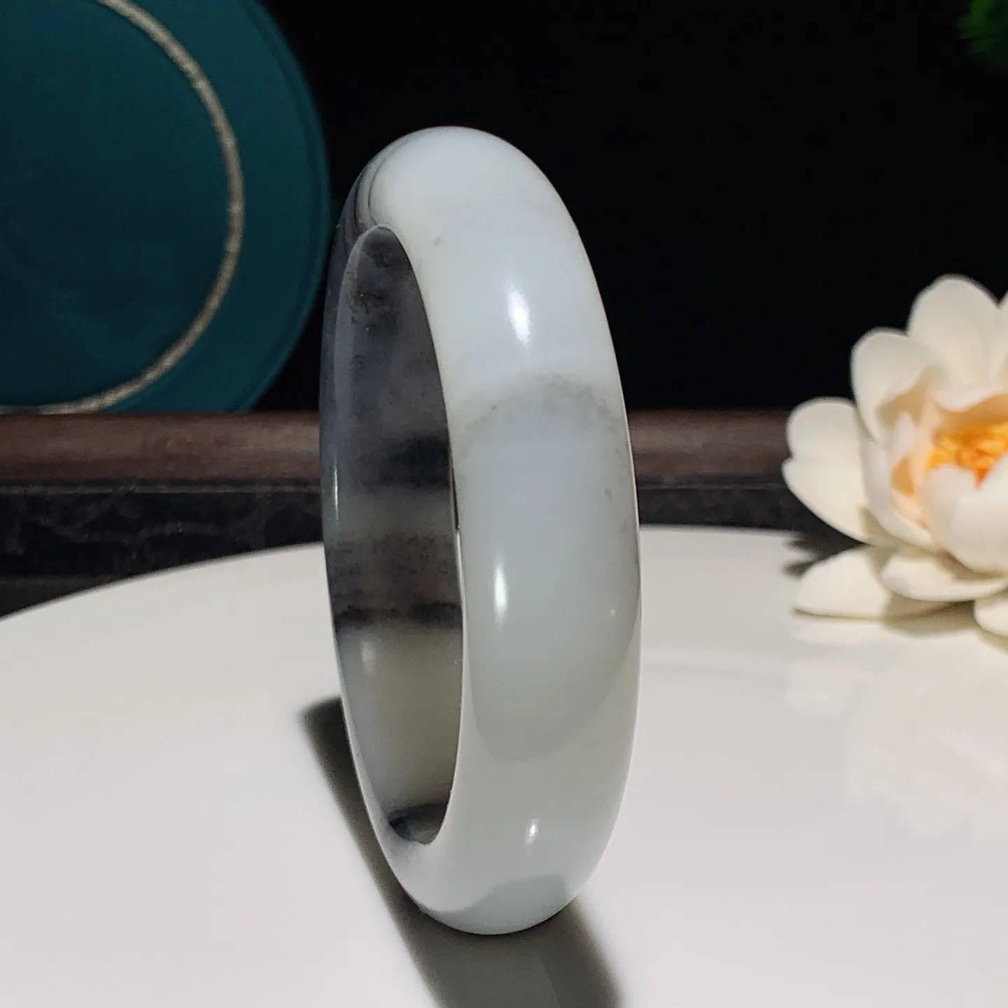 57圈口 新疆和田玉籽料青花手镯。青花意境山水手镯。57圈口条宽15厚10重71.8克 玉质细腻油润。手推出油。佩戴高端典雅。lt251226