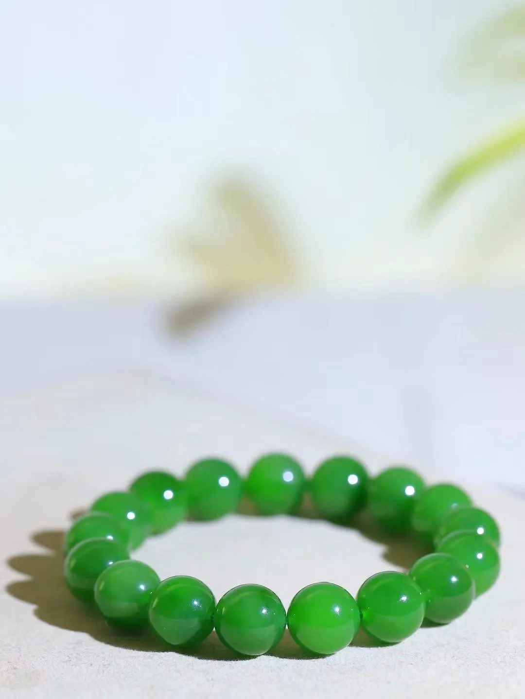 【珠圆玉润.手串】

精品和田玉碧玉珠圆玉润手串 玉质温润细腻  整串打磨圆润，佩戴舒适。珠珠落玉盘