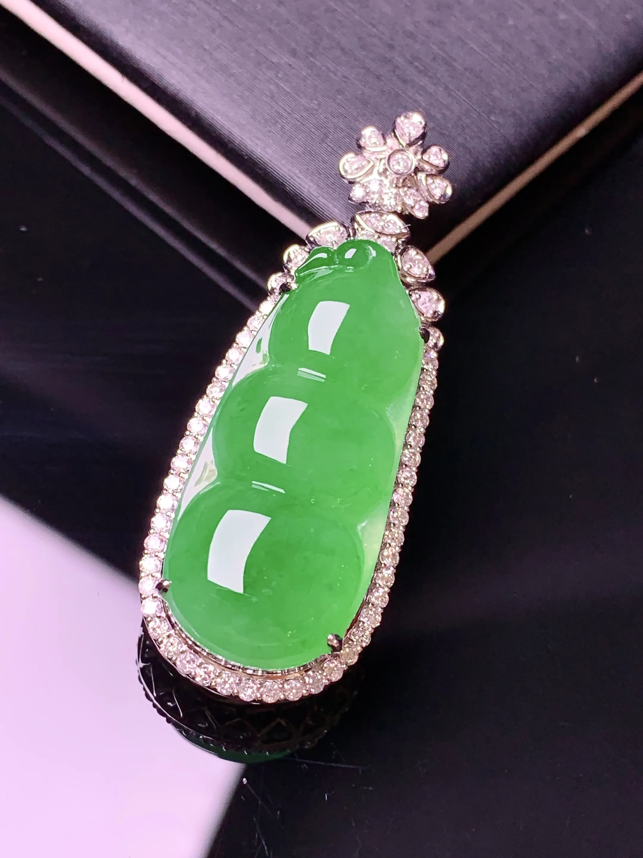 18k金钻镶嵌满绿四季豆吊坠 玉质细腻 色泽清新艳丽 整体尺寸40.5*15.3*11.8