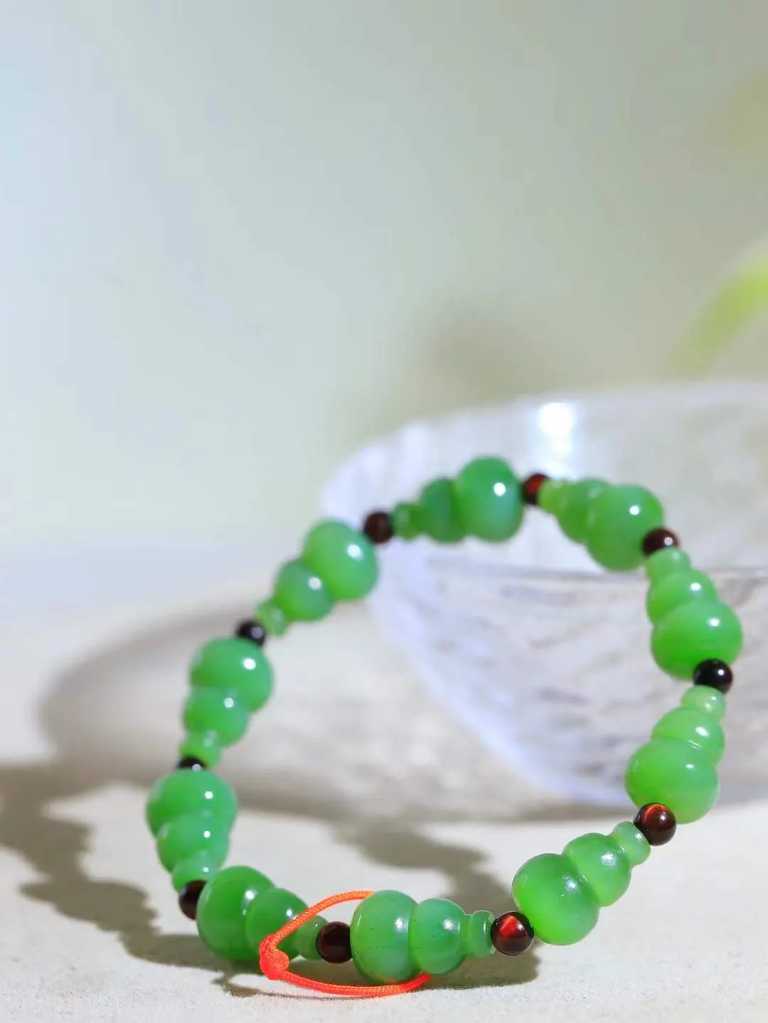 【福禄.手串】

精品和田玉碧玉猫眼葫芦手串，玉质细腻油润，造型饱满圆润，手感上佳。精工雕刻，葫芦取其谐音福禄，寓意子孙万代，葫芦通“福禄”，祈福平安，福禄齐康，静心洗凡尘。
重23.6克 尺寸取一15-10.5mm 841252666L