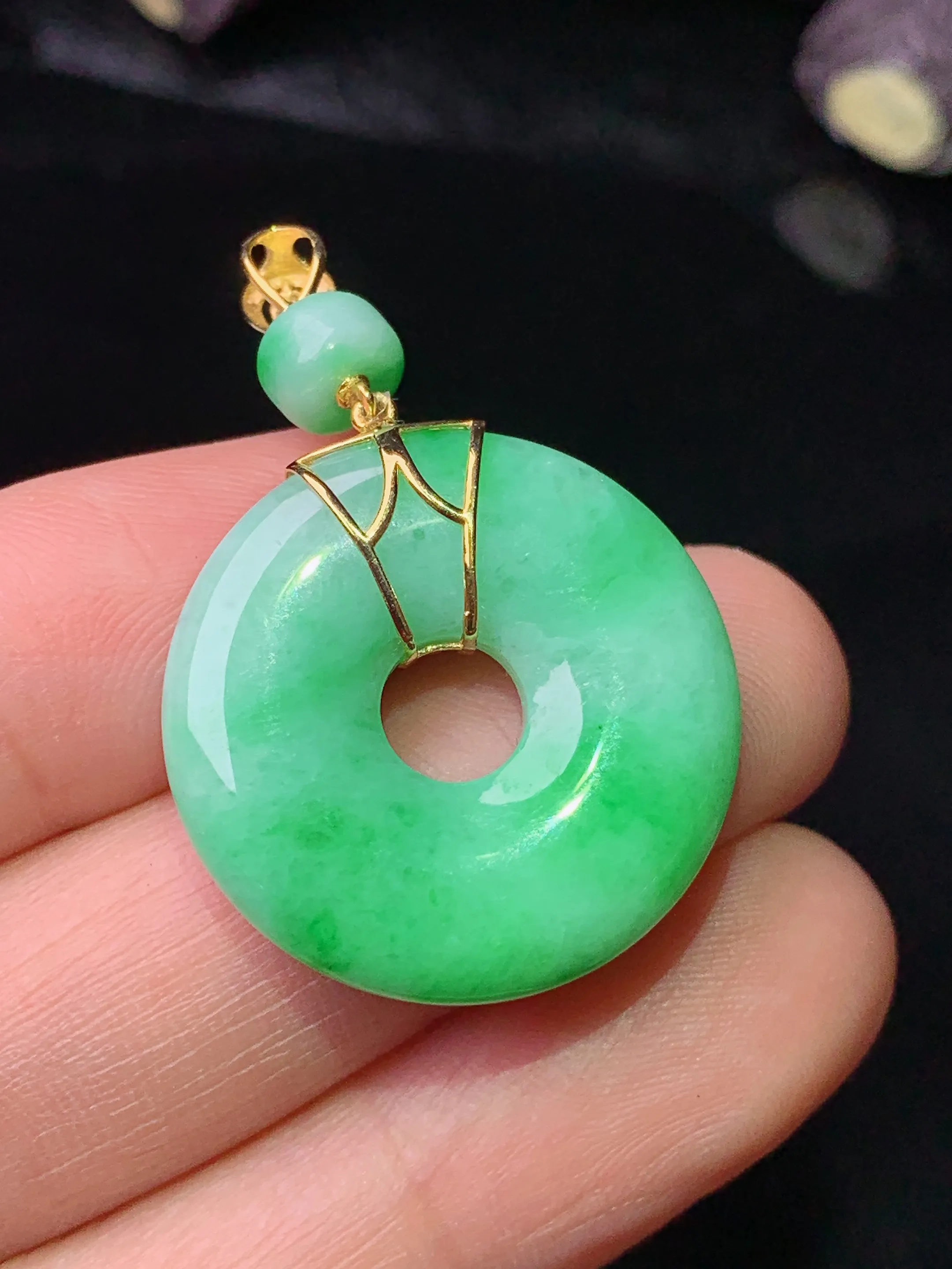 18k金镶嵌翠绿平安环吊坠 玉质细腻 色泽清新艳丽 整体尺寸35*23.3*4.5