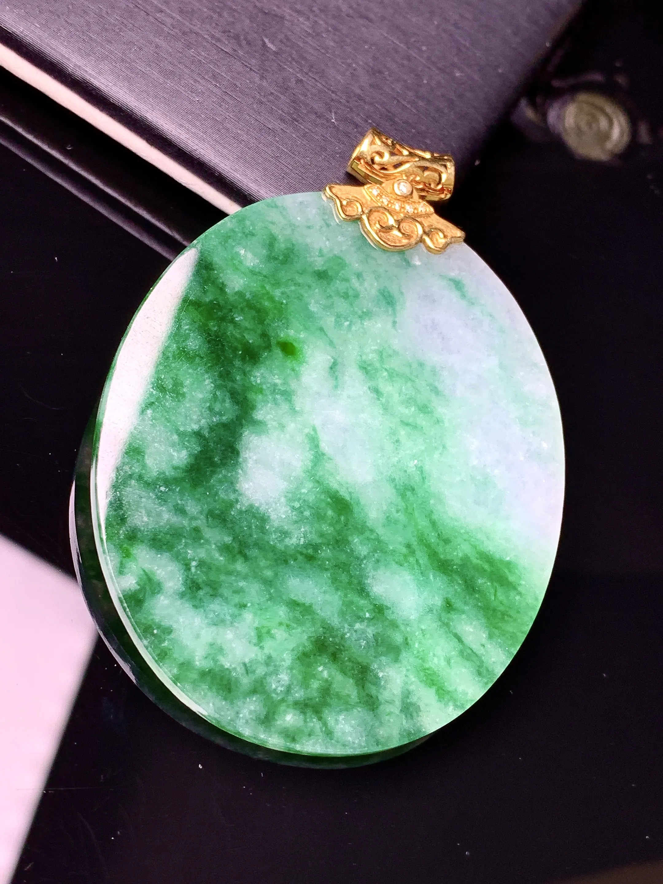 18k金镶嵌飘花圆牌吊坠 玉质细腻 色泽清新艳丽 整体尺寸55.7*41.2*2.5