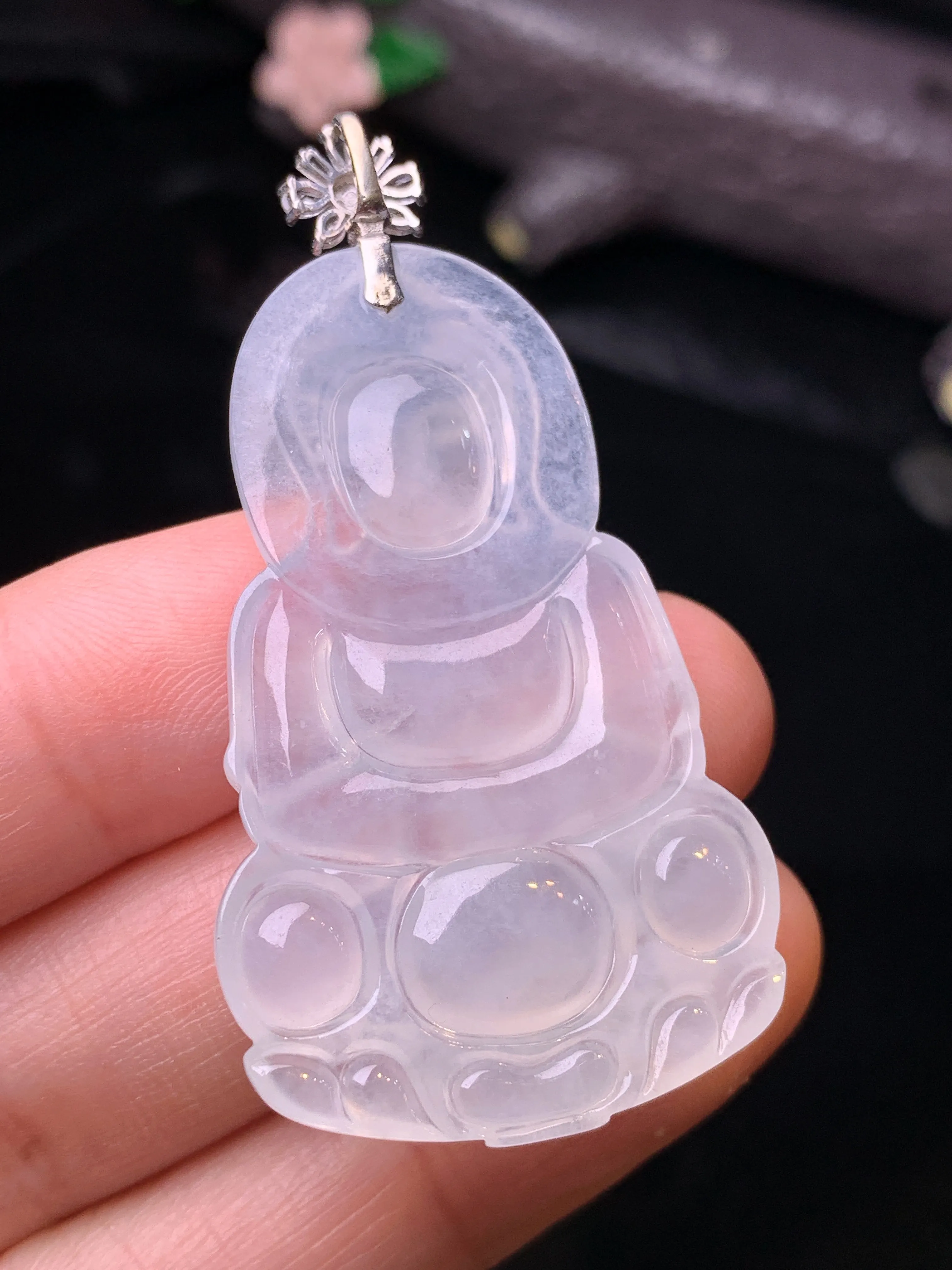 18k金钻冰种观音飘绿四季豆吊坠 玉质细腻 色泽清新艳丽 整体尺寸50.5*26.5*4.7