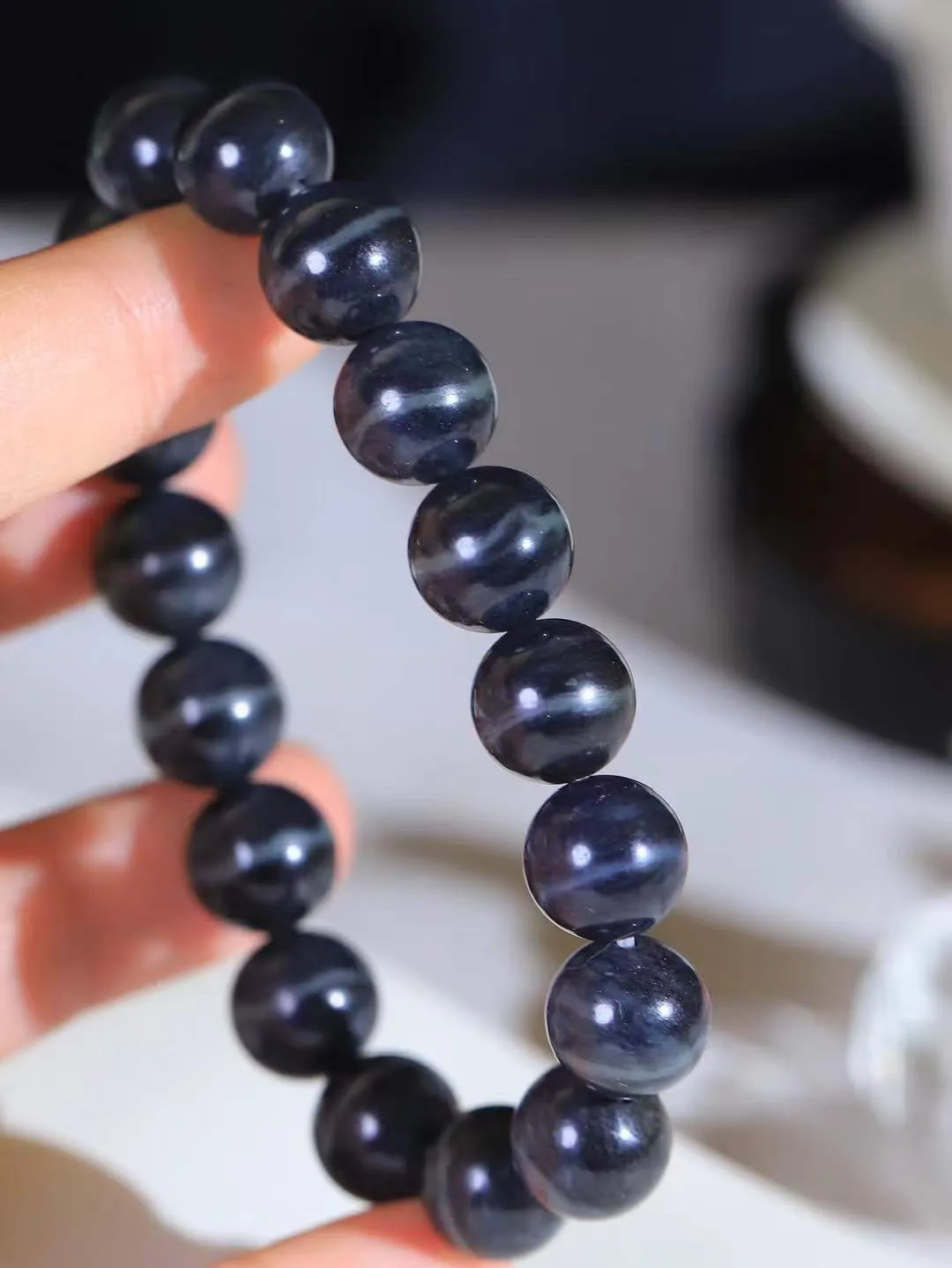 【籽.珠圆玉润.手串】

新疆和田青花籽料一线天珠圆玉润手串 玉质温润细腻  整串打磨圆润，佩戴舒适。珠珠落玉盘，间关莺语花底滑，一生美好时光，无论身在何处，都有它相伴相守。事事顺遂，幸福美满，吉祥如意。重44.8克 尺寸取一12mm  FDA-221202733