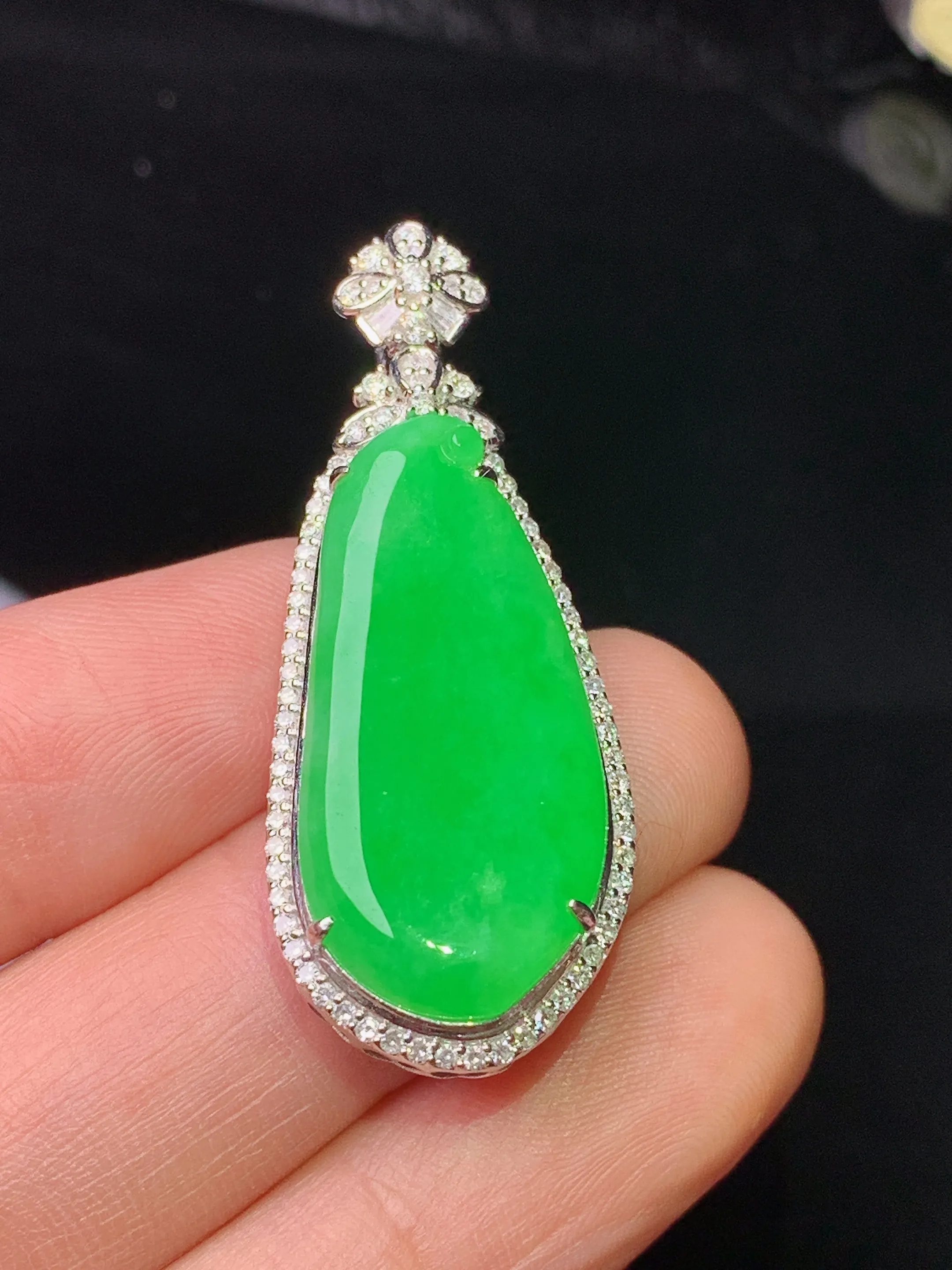 18k金钻镶嵌翠绿福瓜吊坠 玉质细腻 色泽清新艳丽 整体尺寸39.2*15.6*7.8