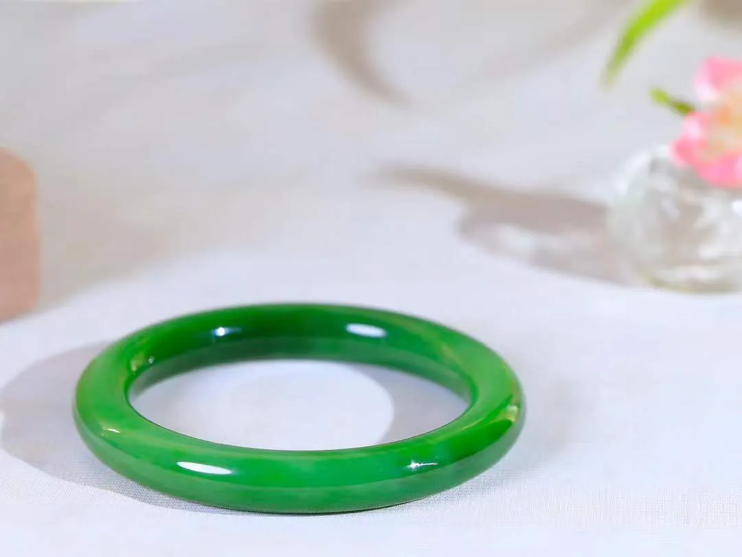 【温润如心.镯】

精品和田玉碧玉猫眼圆条手镯，精选上等碧玉料，色泽清透，质地细腻。佩戴它，感受千年