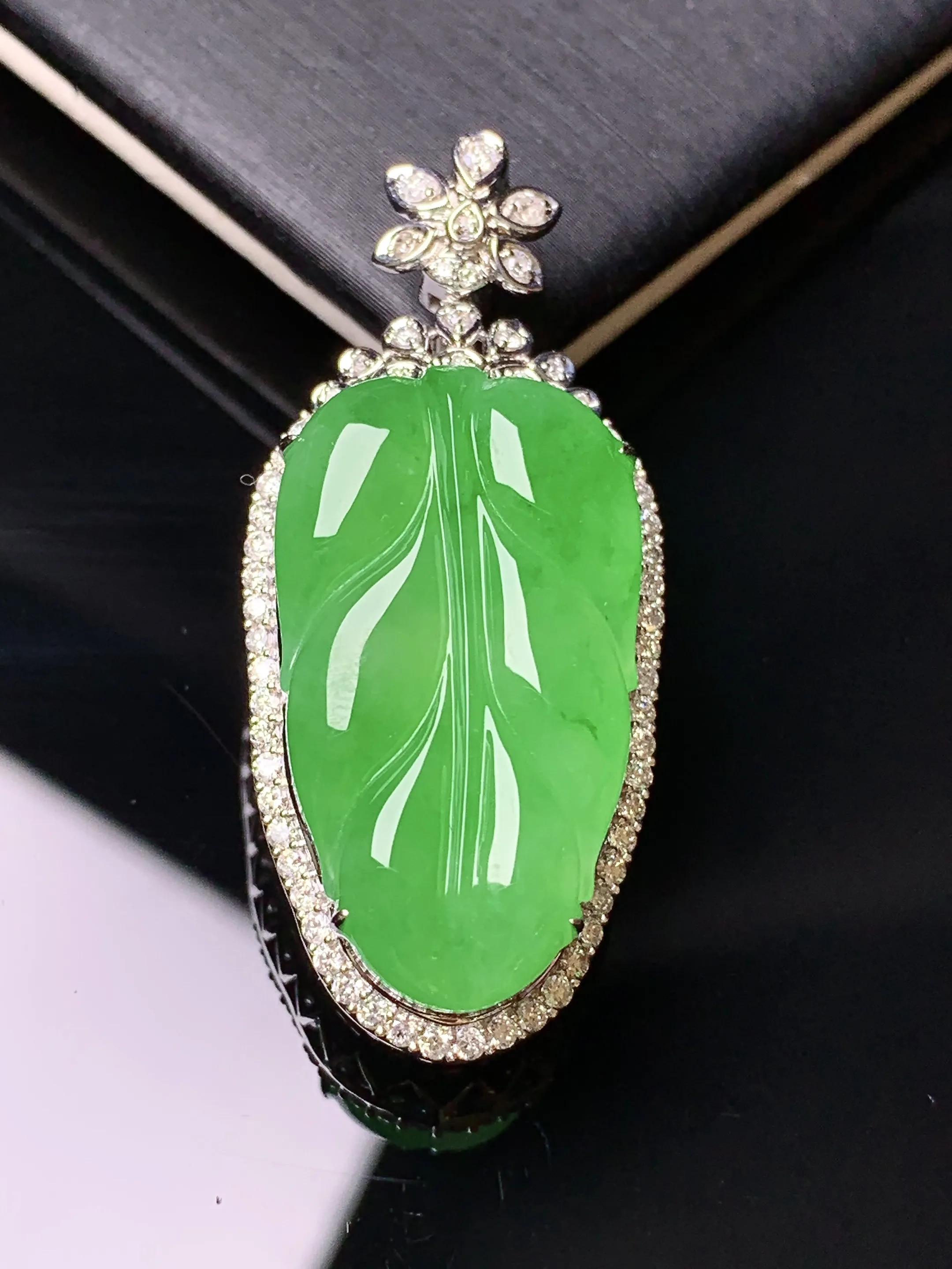 18k金钻镶嵌满绿树叶吊坠 玉质细腻 色泽清新艳丽 整体尺寸38.6*17.2*11.3