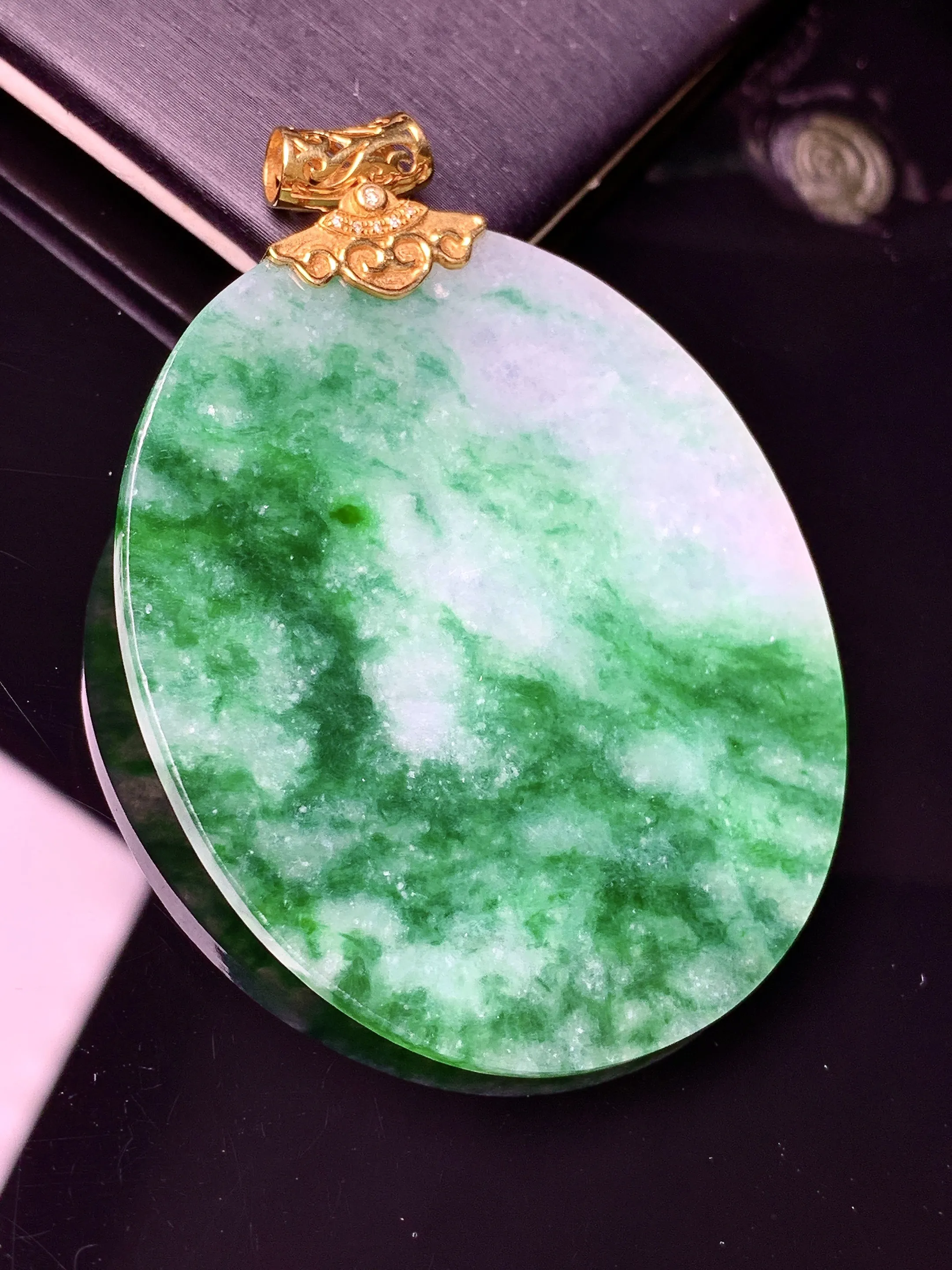 18k金镶嵌飘花圆牌吊坠 玉质细腻 色泽清新艳丽 整体尺寸55.7*41.2*2.5