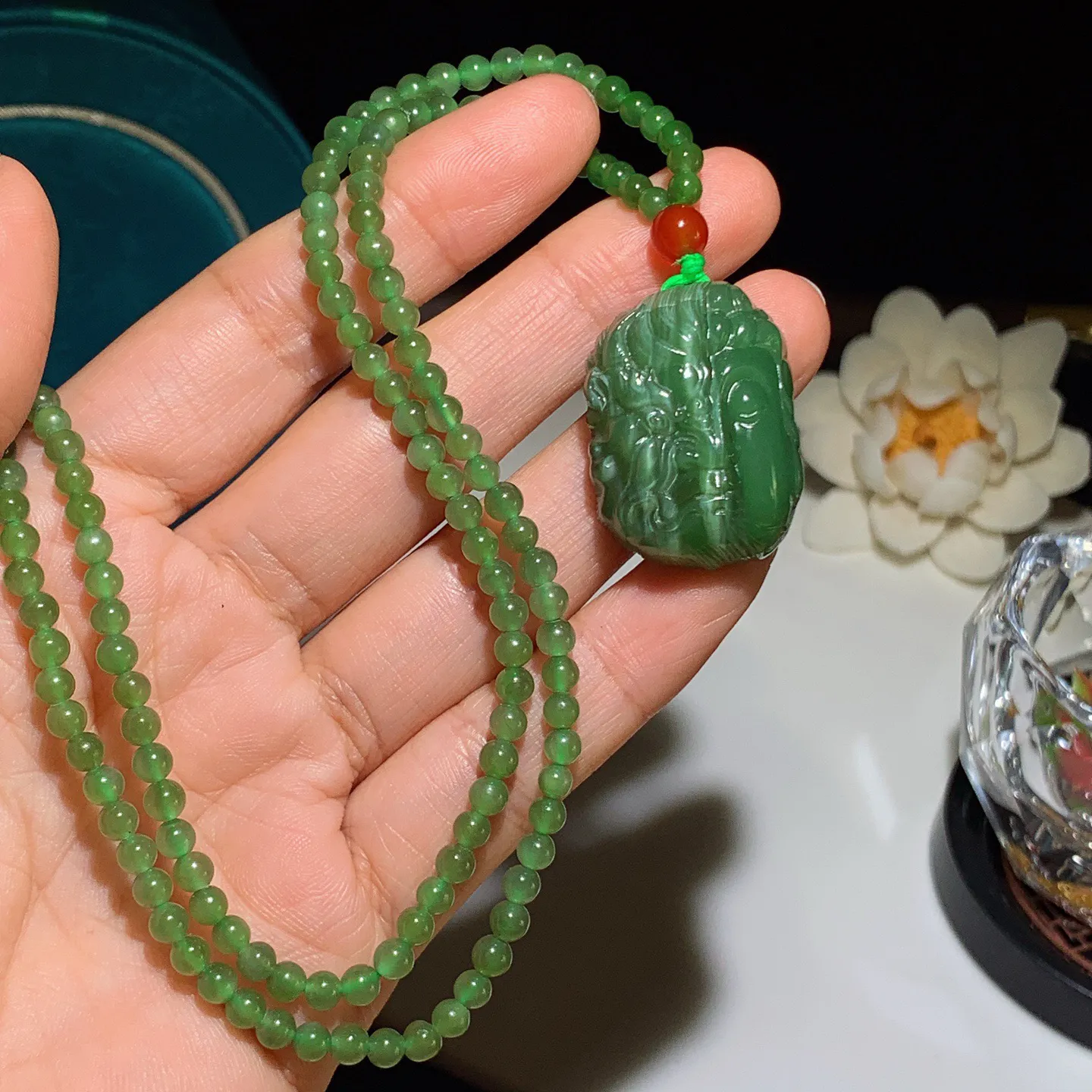 和田玉菠菜绿猫眼俄罗斯碧玉佛魔一念间挂件。尺寸30/22/12重31克 玉质细腻油润。手推出油。佩戴高端典雅。lt251226