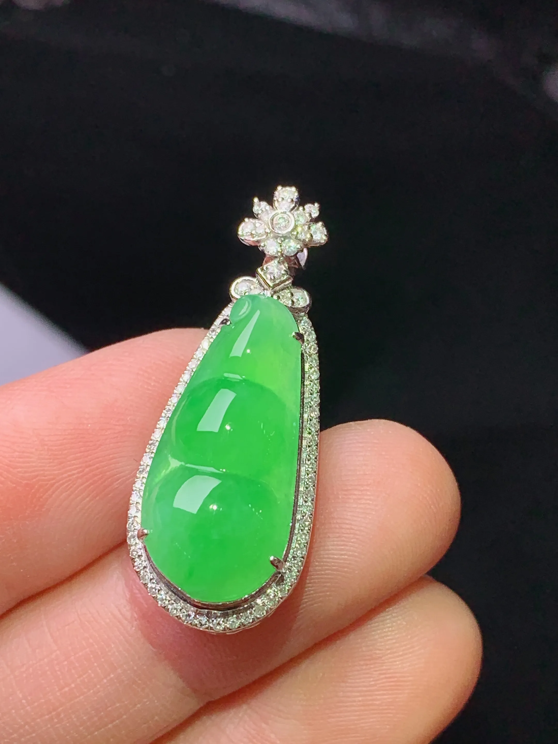 18k金钻镶嵌翠绿四季豆吊坠 玉质细腻 色泽清新艳丽 整体尺寸32*12.6*9