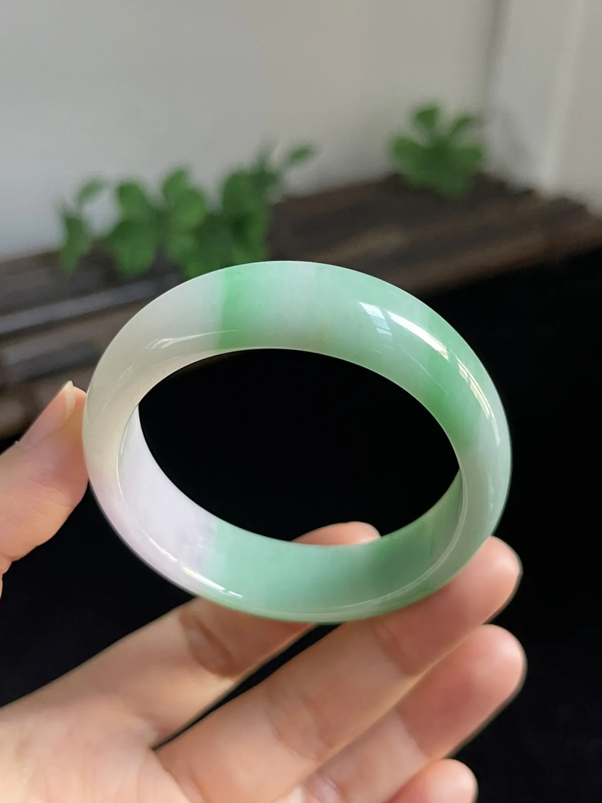 贵妃镯53.8圈口，翡翠糯化种飘绿手镯