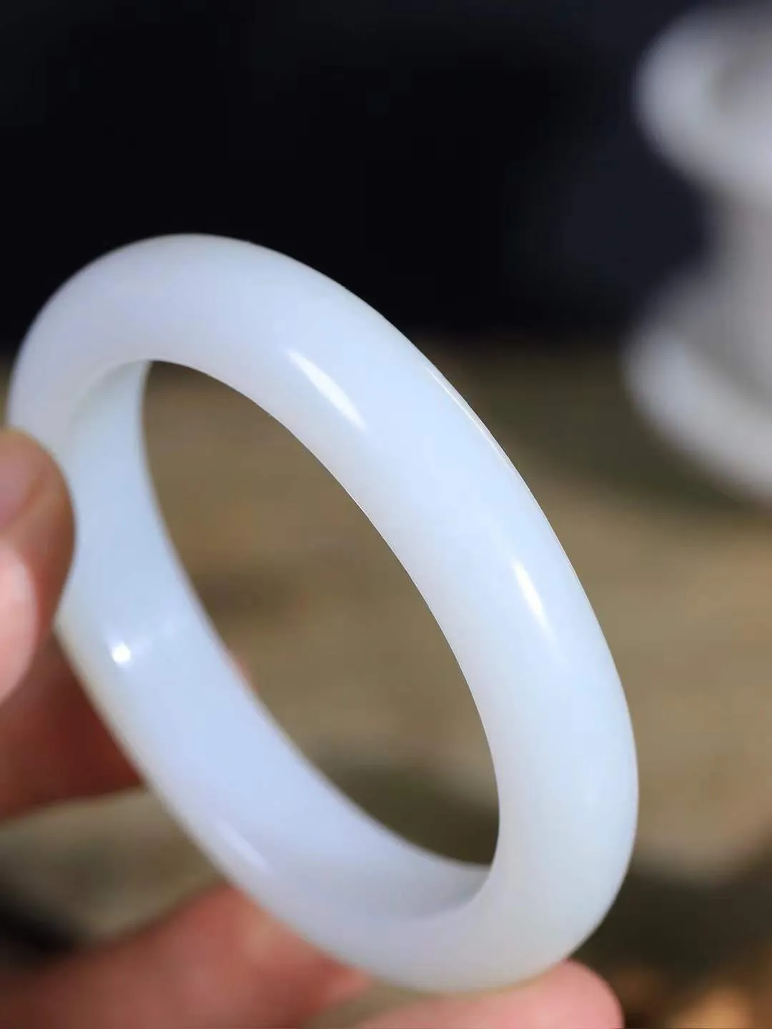 【贵妃镯.玉腕清响】    

精品和田玉白玉贵妃镯，玉质温润细腻 油性十足 相传杨贵妃十分喜爱椭圆形态手镯，后人称其为贵妃镯。因其形与人手腕形相吻合，佩戴更服帖，别具妩媚风格。
重56.68克   内径56.5-49mm尺寸13-9mm   fDA-881201748