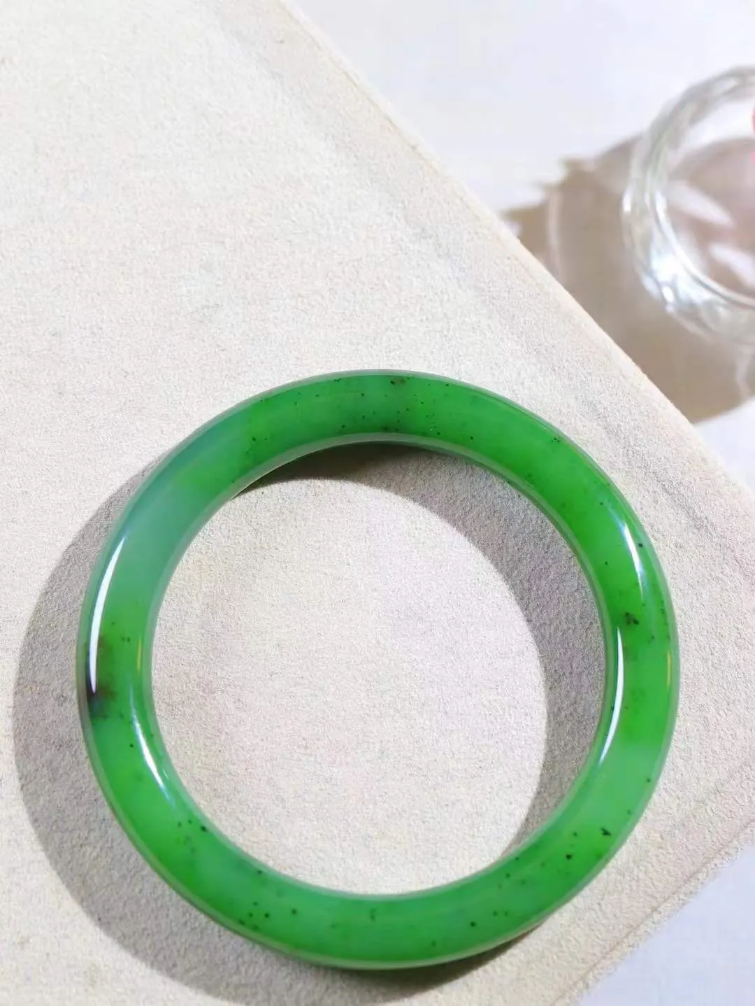 【碧色荡漾·手镯】

精品️和田玉碧玉圆条手镯，玉质细腻温润，手感舒适，️线条流畅，简约大气，美自天成，佩戴于腕间，婉约之美，举手投足间透出那份低调奢华，醉人心扉。重44.5克 内径圈口56.5mm尺寸9.2-9.4mm FDL-771202732