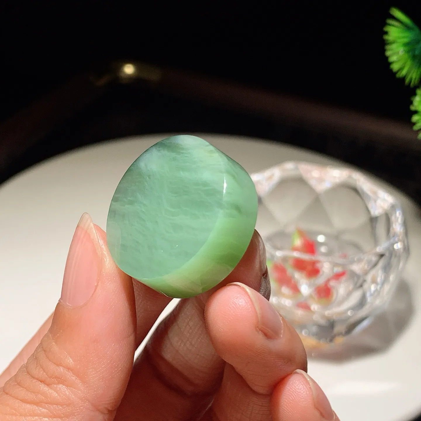 和田玉阳绿猫眼俄罗斯碧玉平安无事圆牌挂件。尺寸26/13重17.5克。玉质细腻油润。手推出油。佩戴高端典雅。lt251227