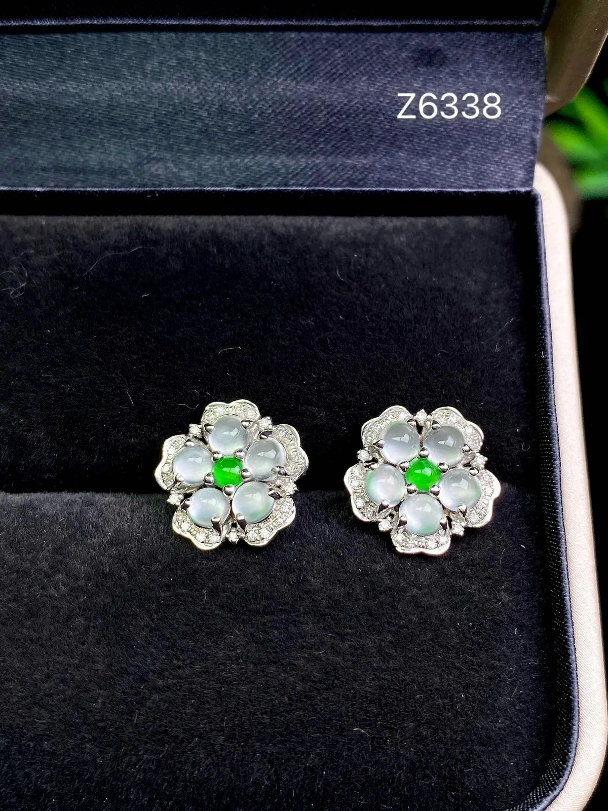 【冰种满绿冰蛋面耳钉】饱满圆润，纯净冰透，上耳时尚大方。18k金钻镶嵌，裸石尺寸3.3*3.1*2