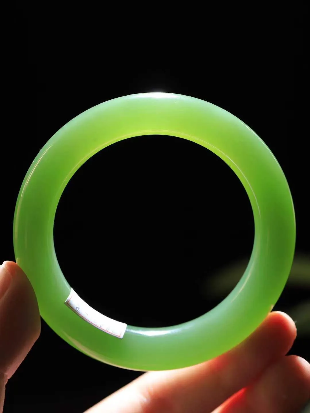 【碧波流转·手镯】

收藏传家级臻品️和田玉碧玉猫眼圆条手镯，玉质细腻温润，手感舒适，️线条流畅，简约大气，美自天成，佩戴于腕间，婉约之美，举手投足间透出那份低调奢华，醉人心扉。
重66克 内径圈口54mm尺寸11.8-11mm  FDA-131201608