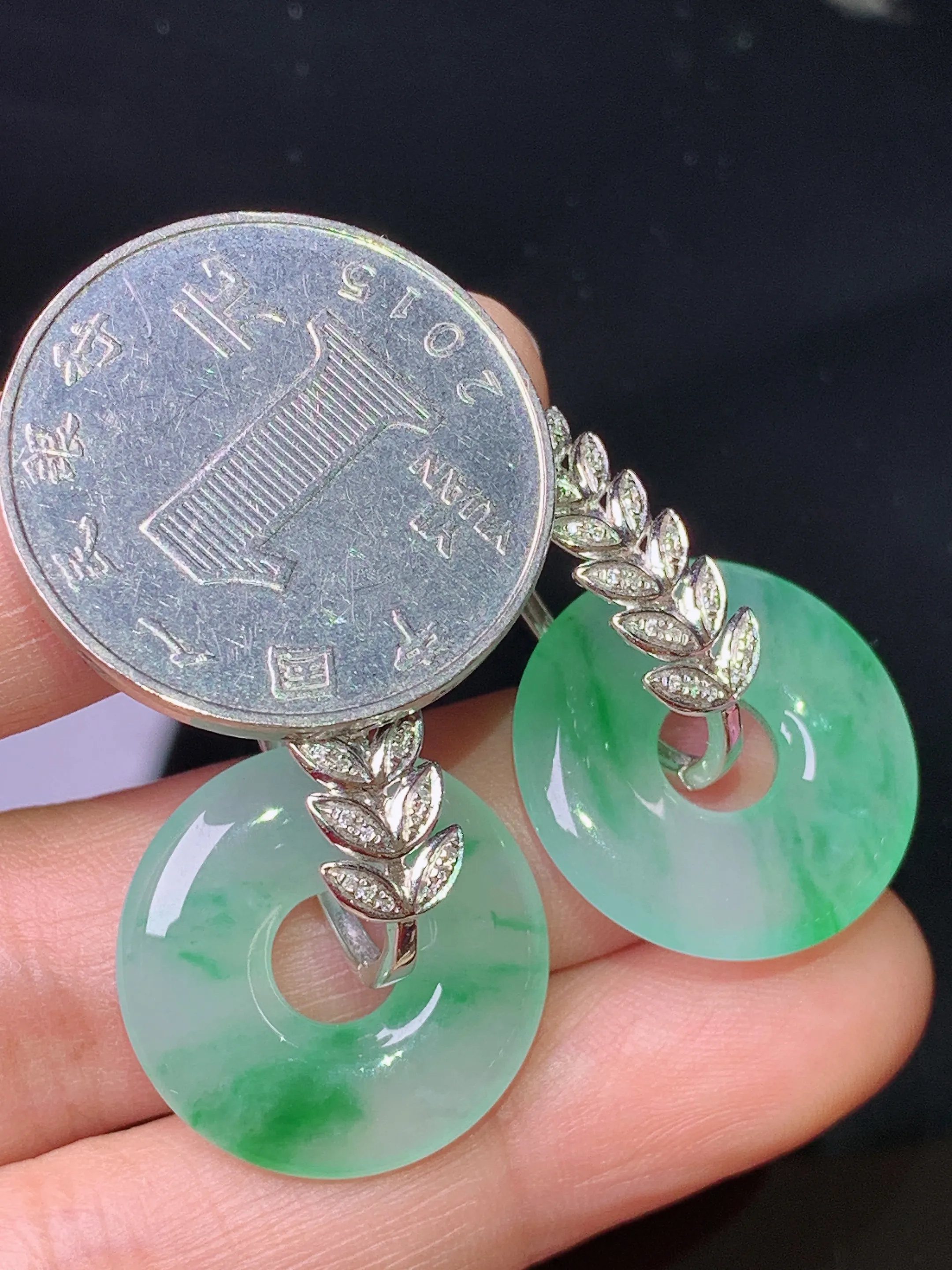 18k金钻镶嵌飘绿平安环耳坠 玉质细腻 色泽清新艳丽 整体尺寸29.8*20*3.5