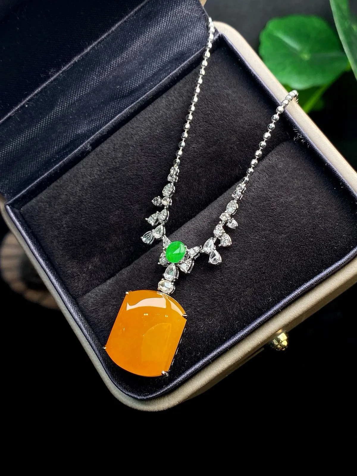 【冰种黄翡无事柱】质地细腻，冰润透亮，光泽出众，冰感十足，18k金钻镶嵌，裸石尺寸15.8*12.8