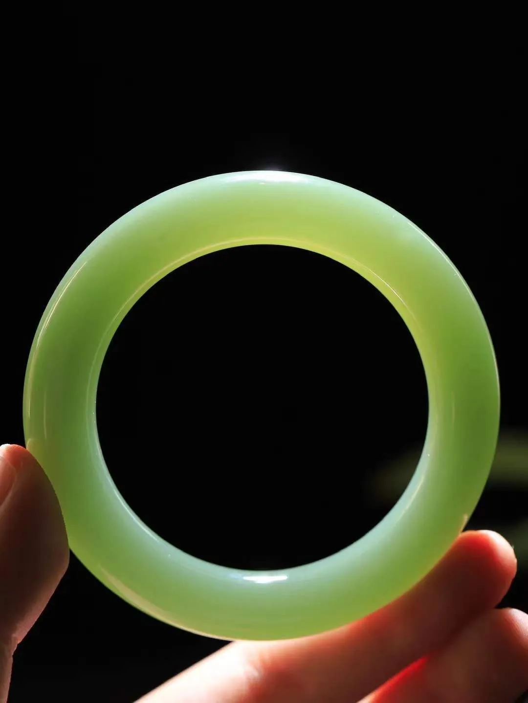 【碧色荡漾·手镯】

收藏传家级臻品和田玉碧玉圆条手镯，玉质细腻温润，手感舒适，️线条流畅，简约大气，美自天成，佩戴于腕间，婉约之美，举手投足间透出那份低调奢华，醉人心扉。重68.8克  内径圈口54mm  尺寸11.9-11.8mm  FDA-661201603