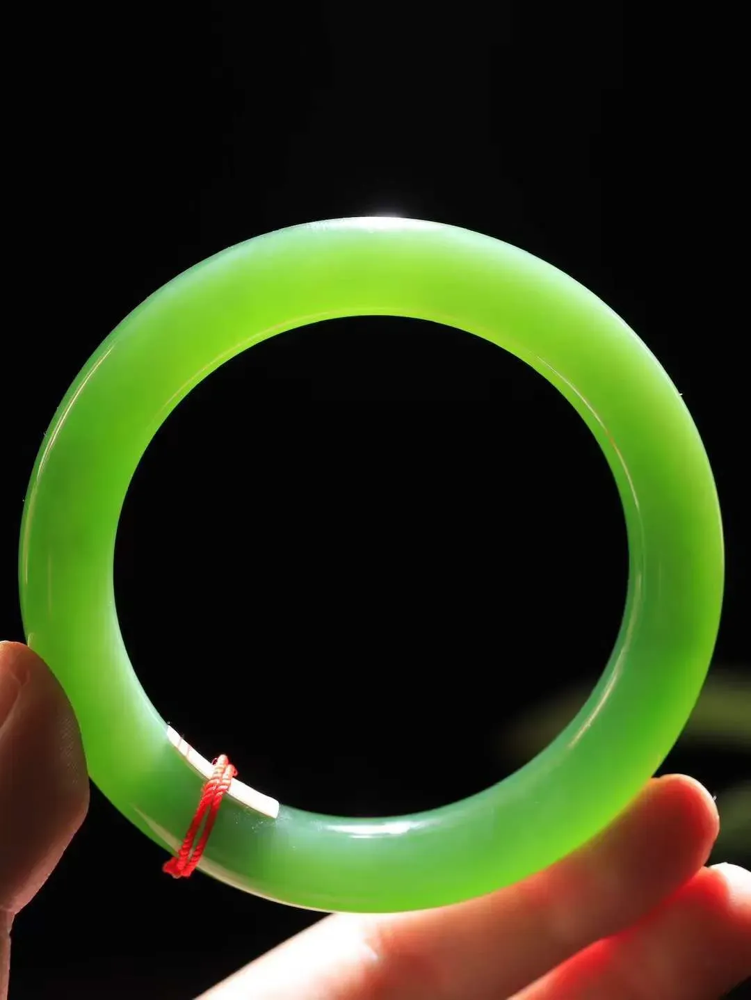 （温柔雅致.手镯）

收藏传家级臻品️和田玉碧玉猫眼圆条手镯。镯型饱满，温润细腻，脂润沁香。️执一卷书，沏一盏茶，着一袭裙，戴一只镯。淡淡浅笺，素心若兰，静赏玉中诗画。悠悠岁月，芊手轻摘，盛满诗样芳华。重69克   尺寸60-11.5-11.3mm    FDA-321201600