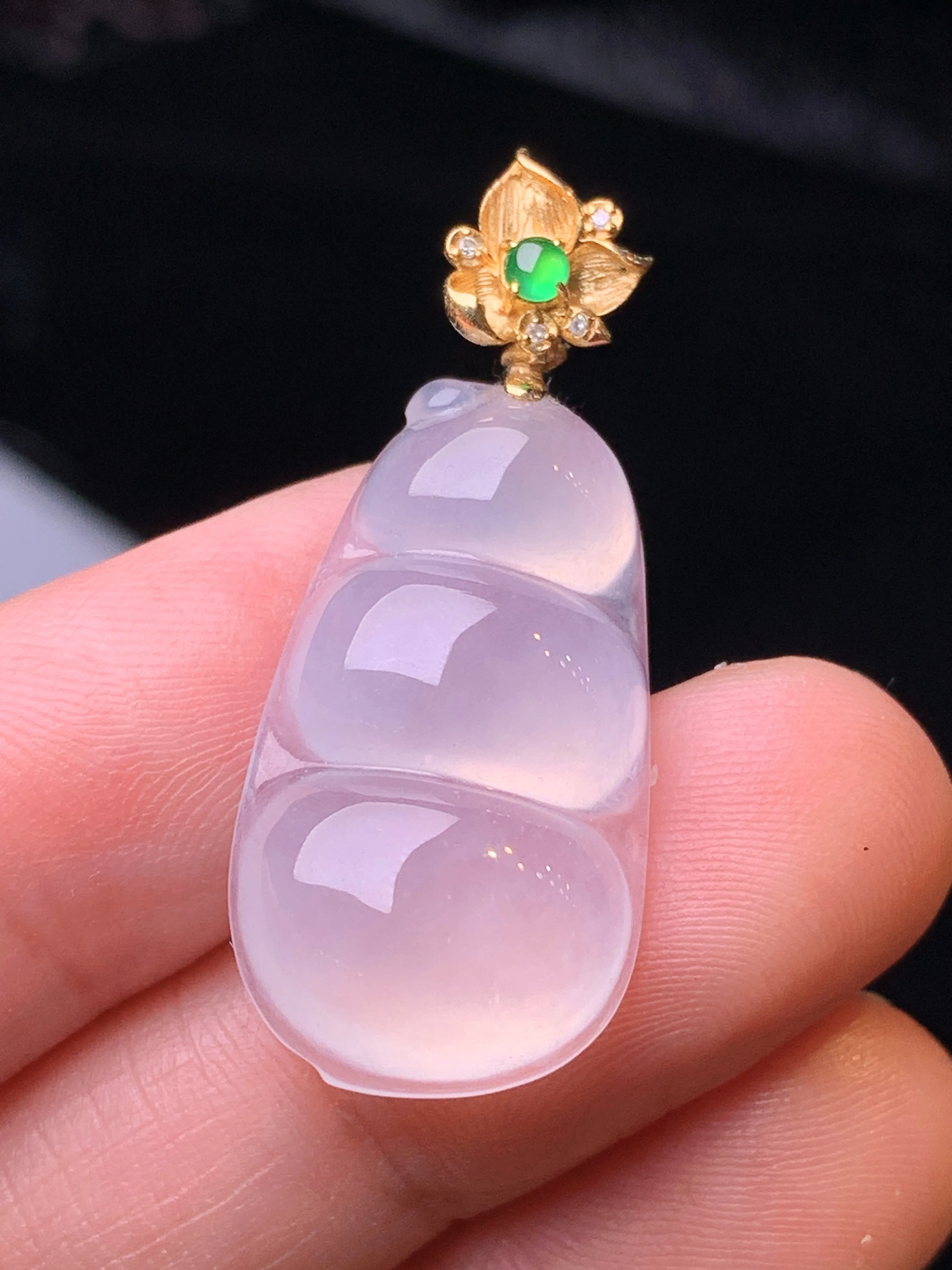 18k金钻镶嵌款飘绿四季豆吊坠 玉质细腻 色泽清新艳丽 整体尺寸34.2*14.2*5.8