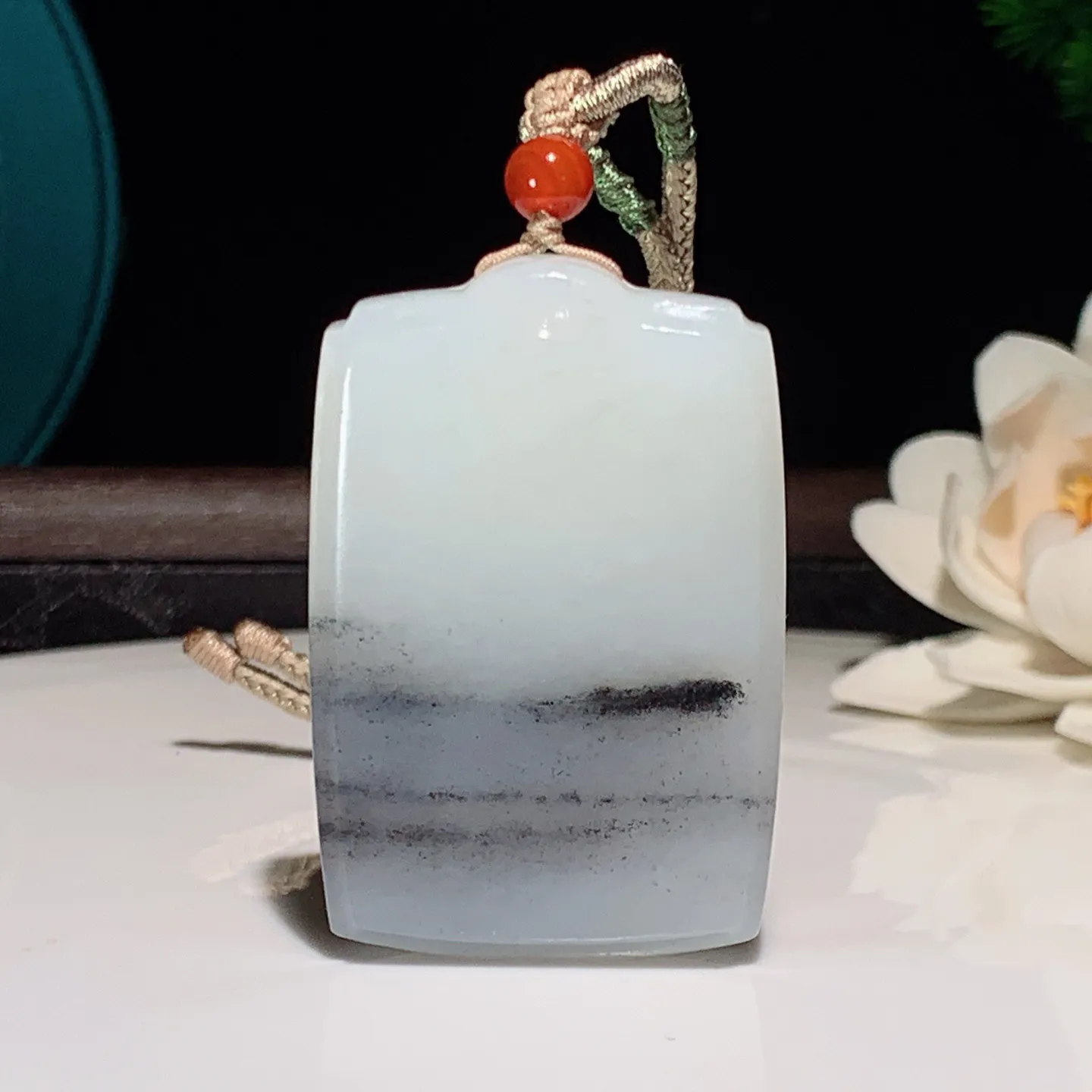 新疆和田玉籽料青花平安无事牌挂件尺寸51/34/11重46.8克 玉质细腻油润。手推出油。佩戴高端典雅。lt251226