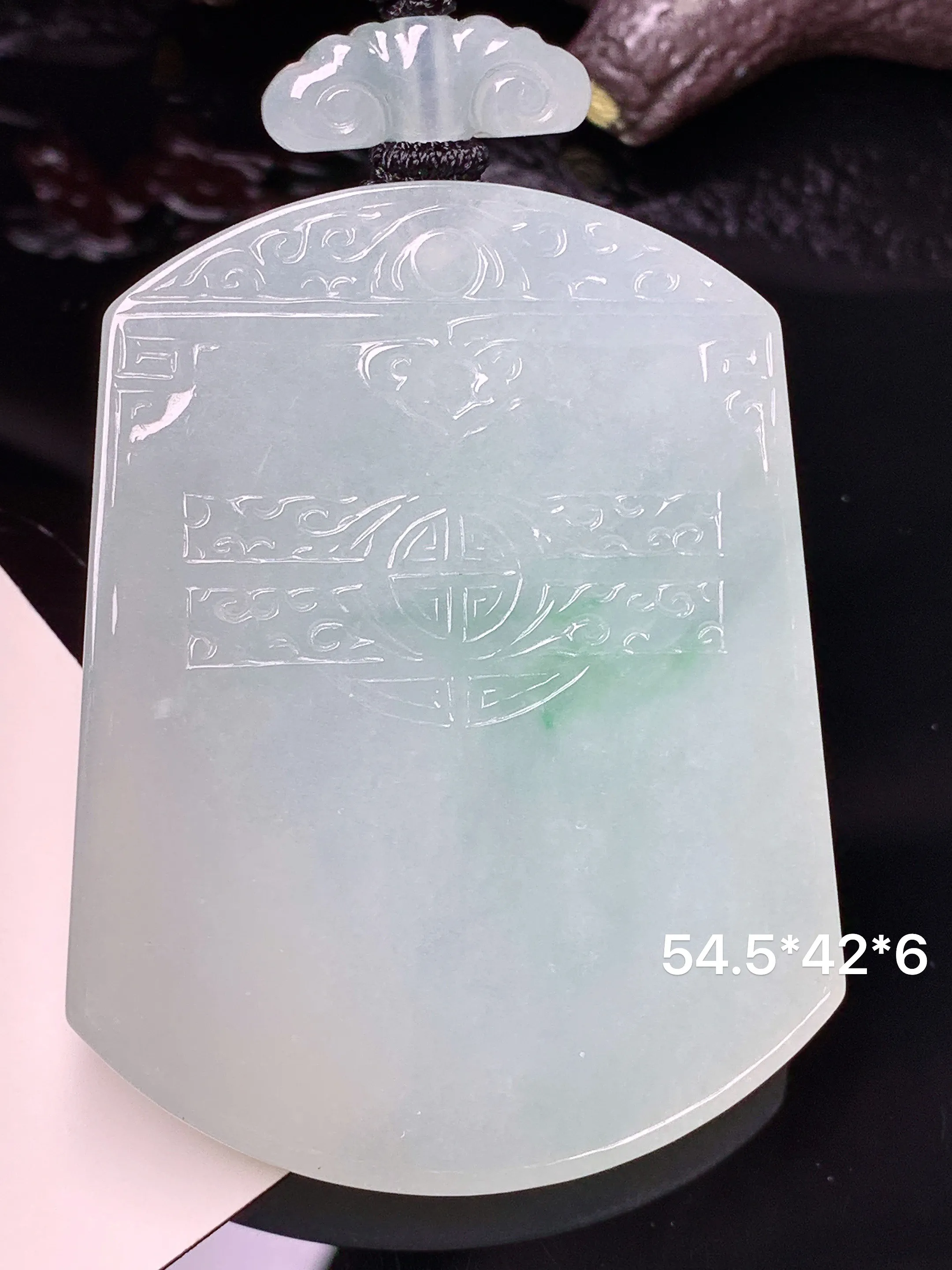 飘绿雕花无事牌吊坠 玉质细腻 色泽清新艳丽 整体尺寸54.5*42*6