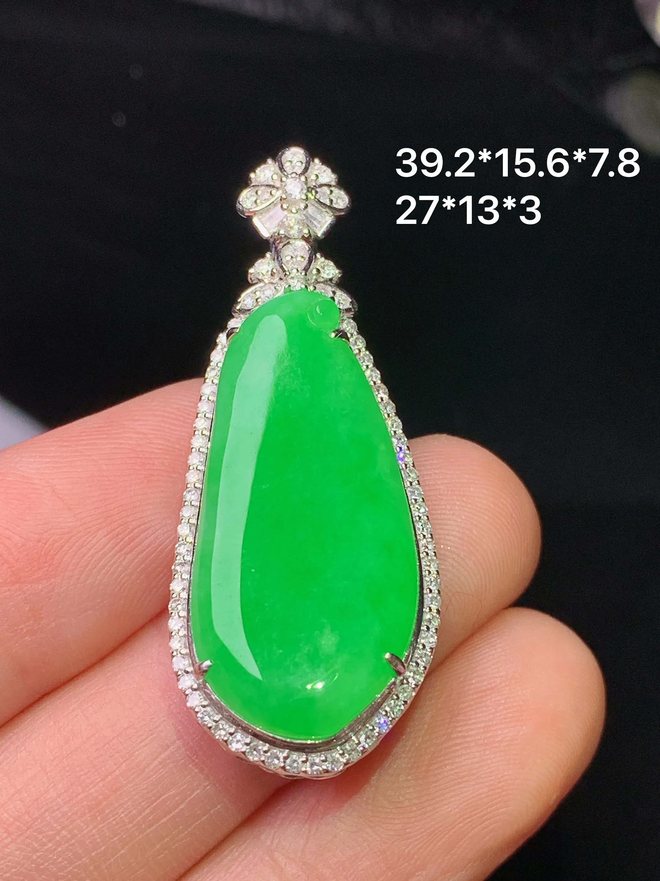 18k金钻镶嵌翠绿福瓜吊坠 玉质细腻 色泽清新艳丽 整体尺寸39.2*15.6*7.8