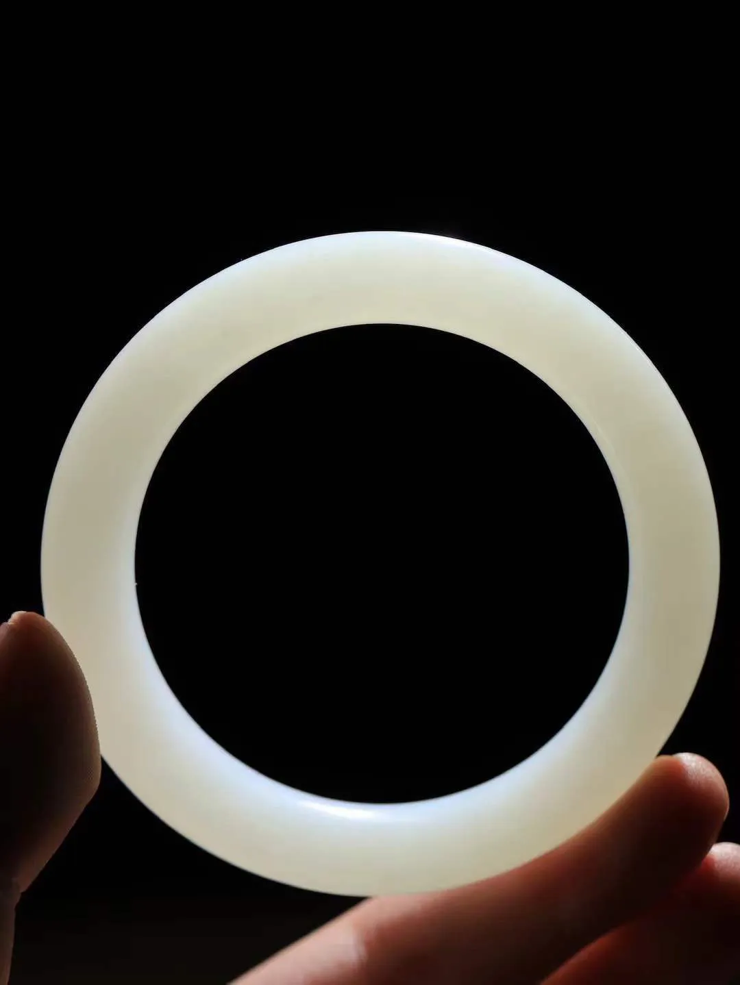 【玉佳人·手镯】

精品️和田玉白玉圆条手镯 ，玉质细腻油润，做工细致精美，端庄素雅，亭亭玉立，芊芊素手。芊芊素手，怎能忘镯？秀美圆条，更显婀娜。内径57mm 尺寸10.8-10.6mm重55.37克691201780A