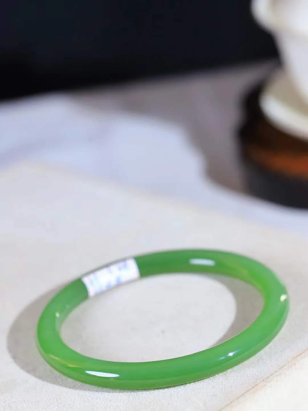 【碧波流转·手镯】

精品️和田玉碧玉猫眼手镯，玉质细腻温润，手感舒适，️线条流畅，简约大气，美自天成，佩戴于腕间，婉约之美，举手投足间透出那份低调奢华，醉人心扉。
重34.5克 内径圈口63mm尺寸7.8-8.1mm  FDA-131201608