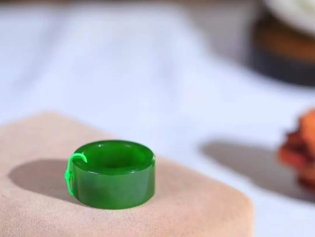 【古韵·扳指】

精品和田玉碧玉扳指，玉质温润，油润感十足， 整器古韵生辉。优雅高贵。运筹帷幄