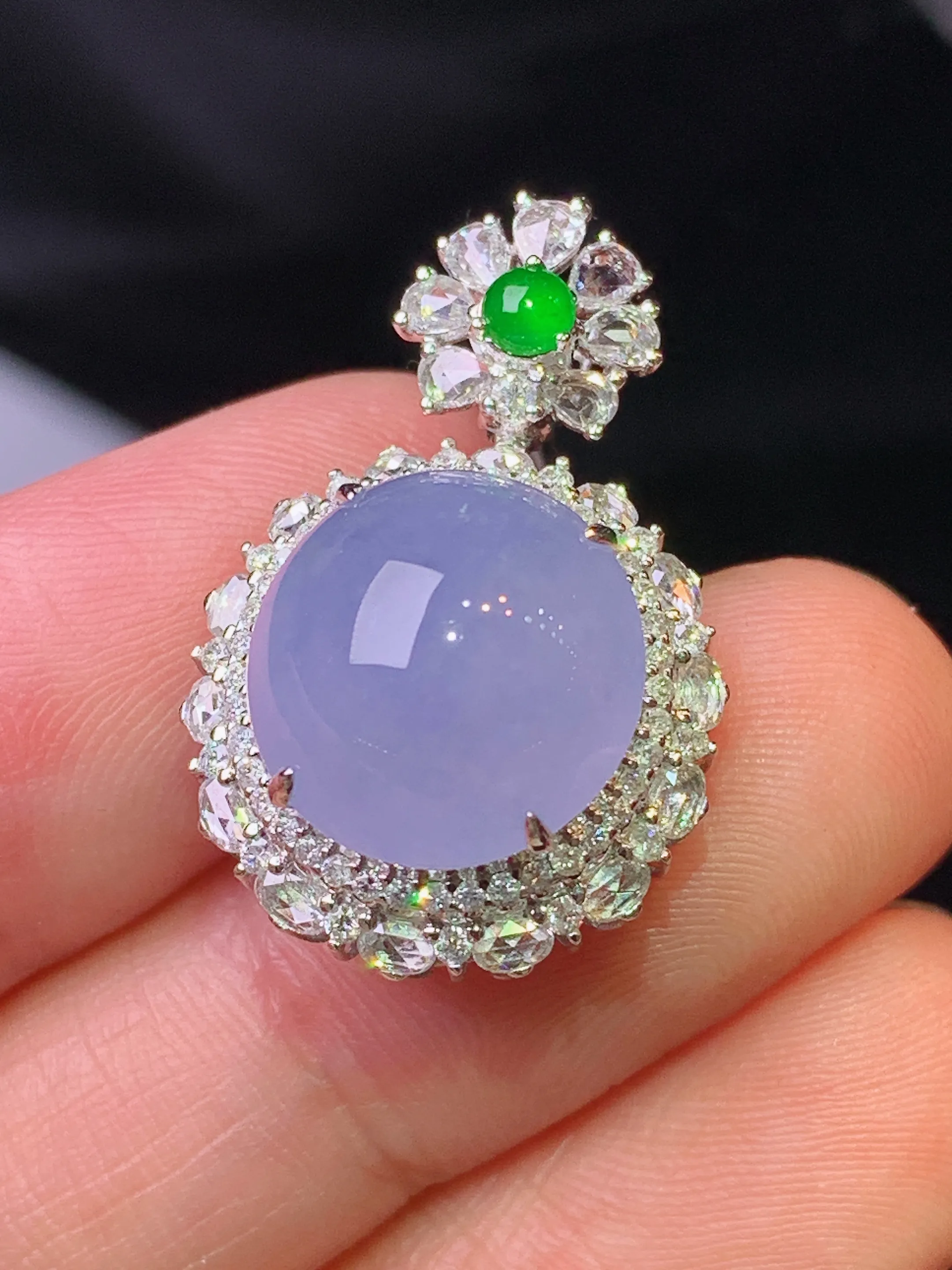 18k金钻镶嵌紫罗兰蛋面吊坠 玉质细腻 色泽清新艳丽 整体尺寸25.7*16.7*13.2