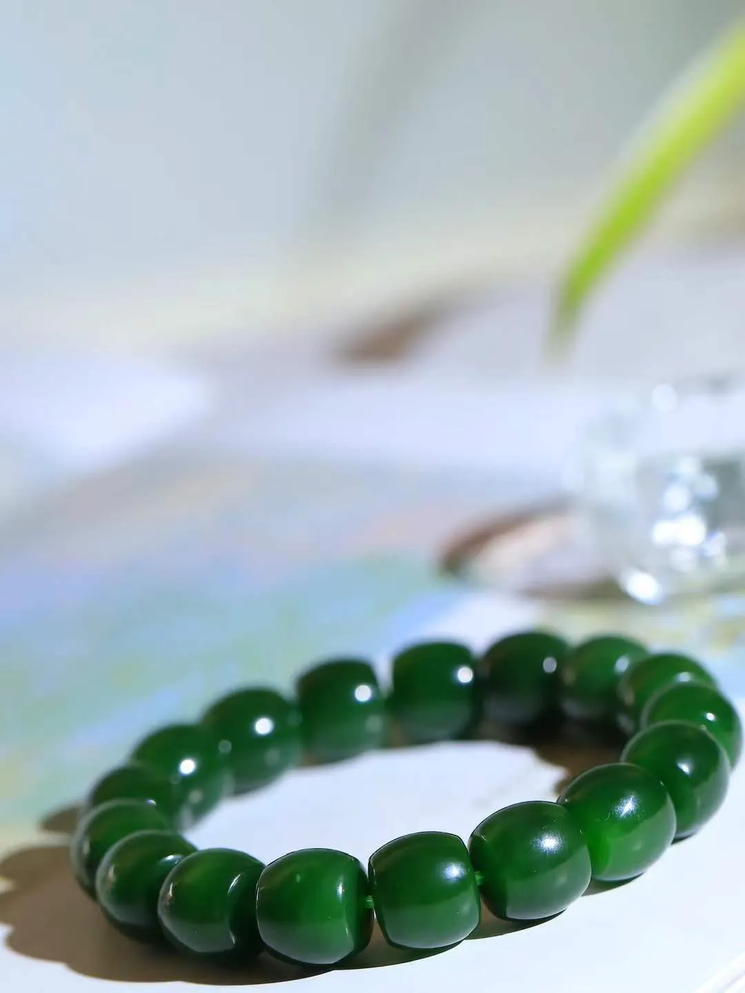 （老型珠.手串）

精品 和田玉碧玉老型珠手串，玉质细腻油润 饱满光滑 质朴无华，悠远简单，人心境界远，百世修炼深，心灵常驻善意持，觉悟人生百世修。重66.5克    尺寸取一12-13.2mm    101202700A