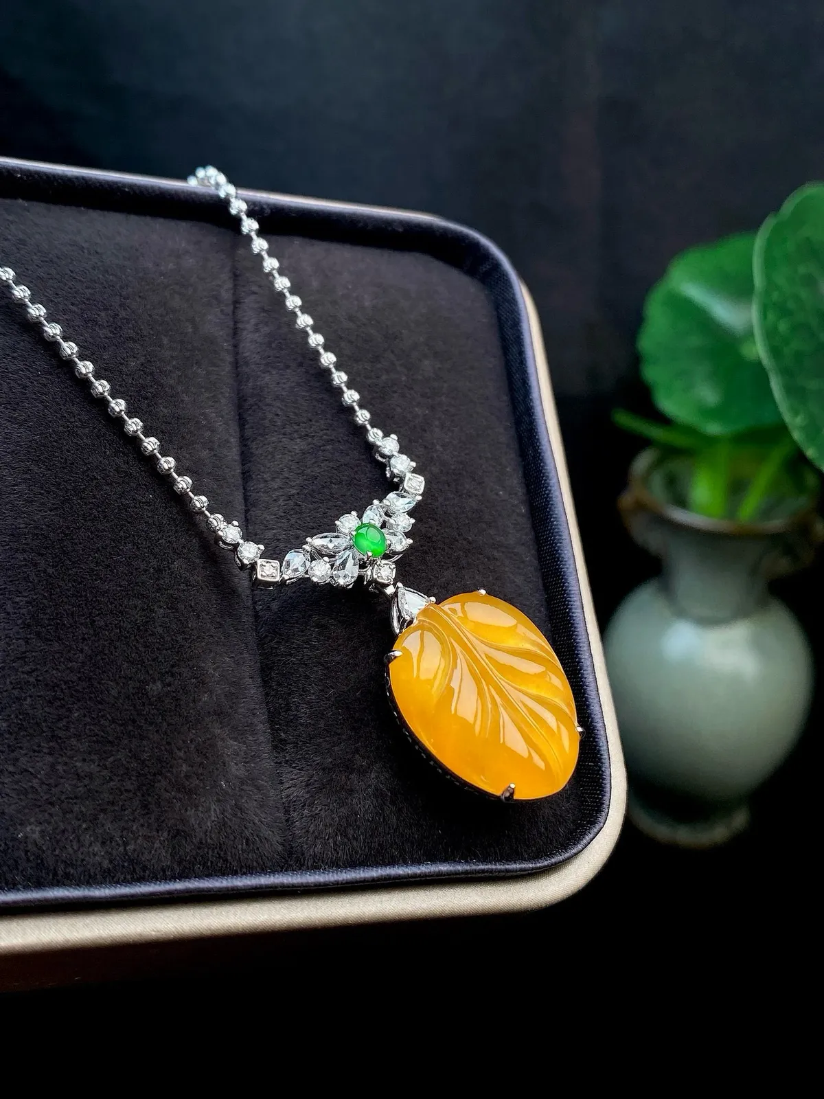 【冰种黄翡叶子】金枝玉叶，质地细腻，冰润透亮，光泽出众，18k金钻镶嵌，裸石尺寸16.7*13.4*