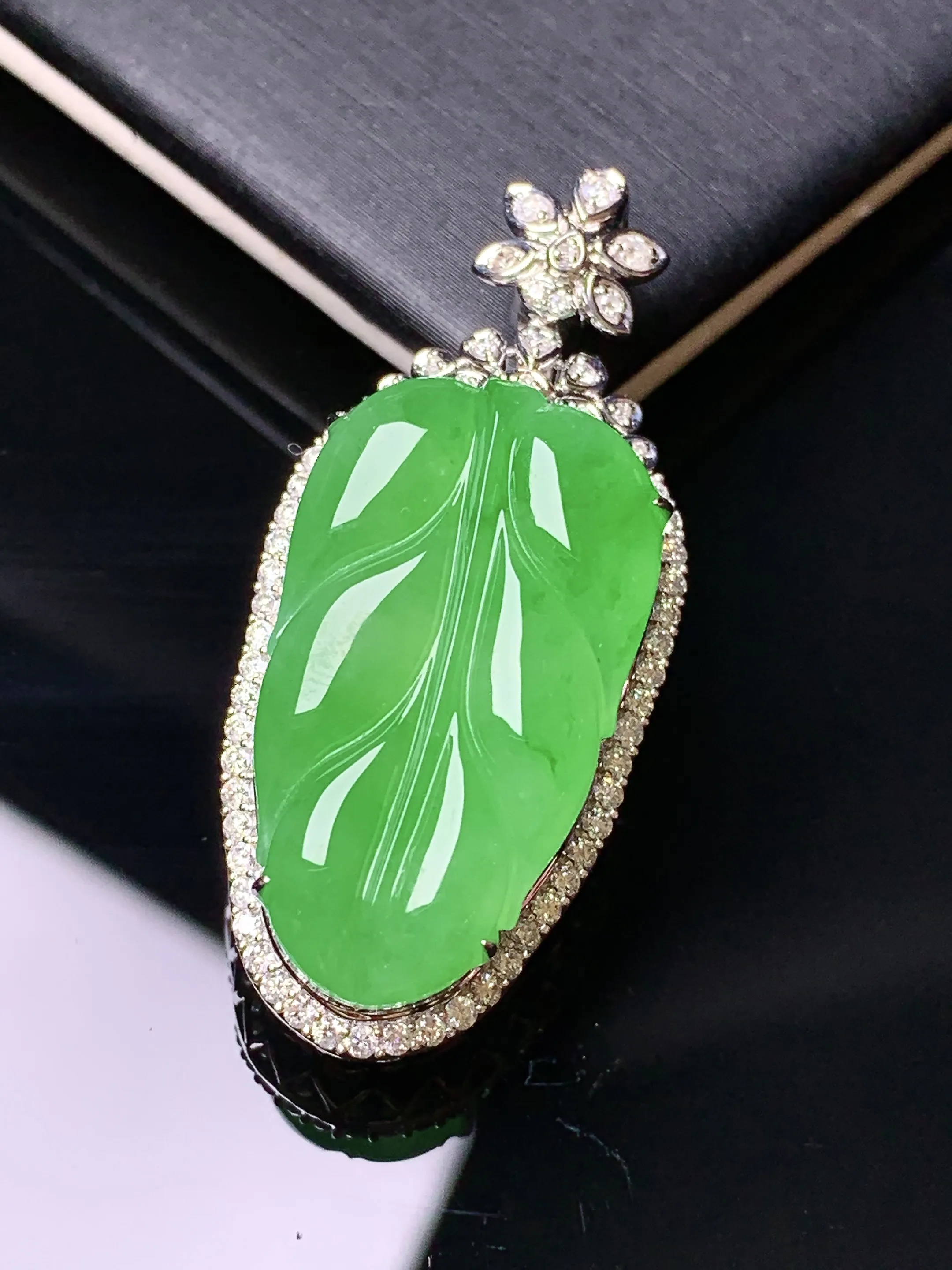 18k金钻镶嵌满绿树叶吊坠 玉质细腻 色泽清新艳丽 整体尺寸38.6*17.2*11.3