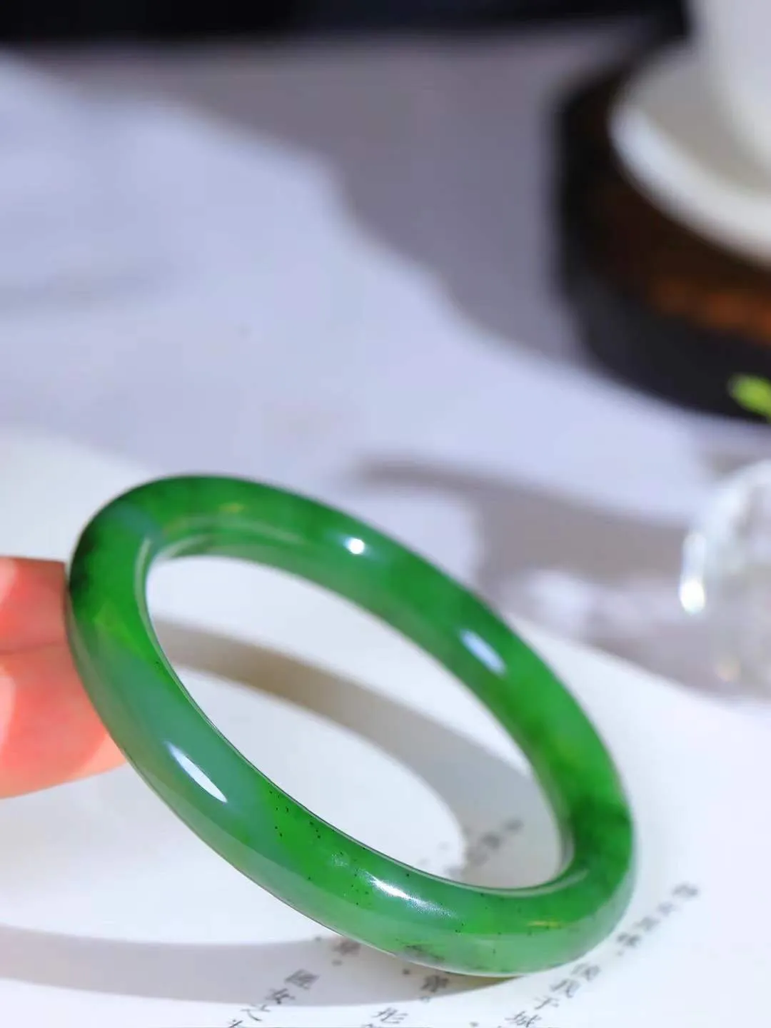 【温润如心.镯】

精品和田玉碧玉圆条手镯，精选上等碧玉料，色泽清透，质地细腻。佩戴它，感受千年玉文化的温润与优雅，愿它为您带来平安与幸福。重46.6克  尺寸56.5-9.9-9.5mm 891202700L