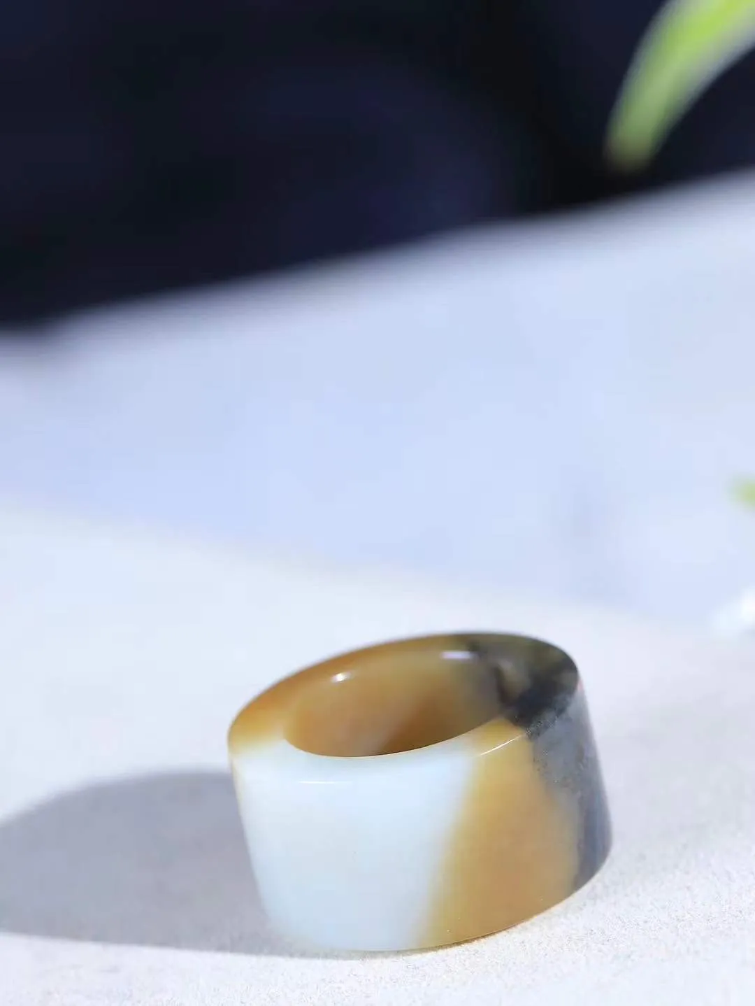 【古韵·扳指】

精品和田玉三色扳指，玉质温润，油润感十足， 整器古韵生辉。优雅高贵。运筹帷幄