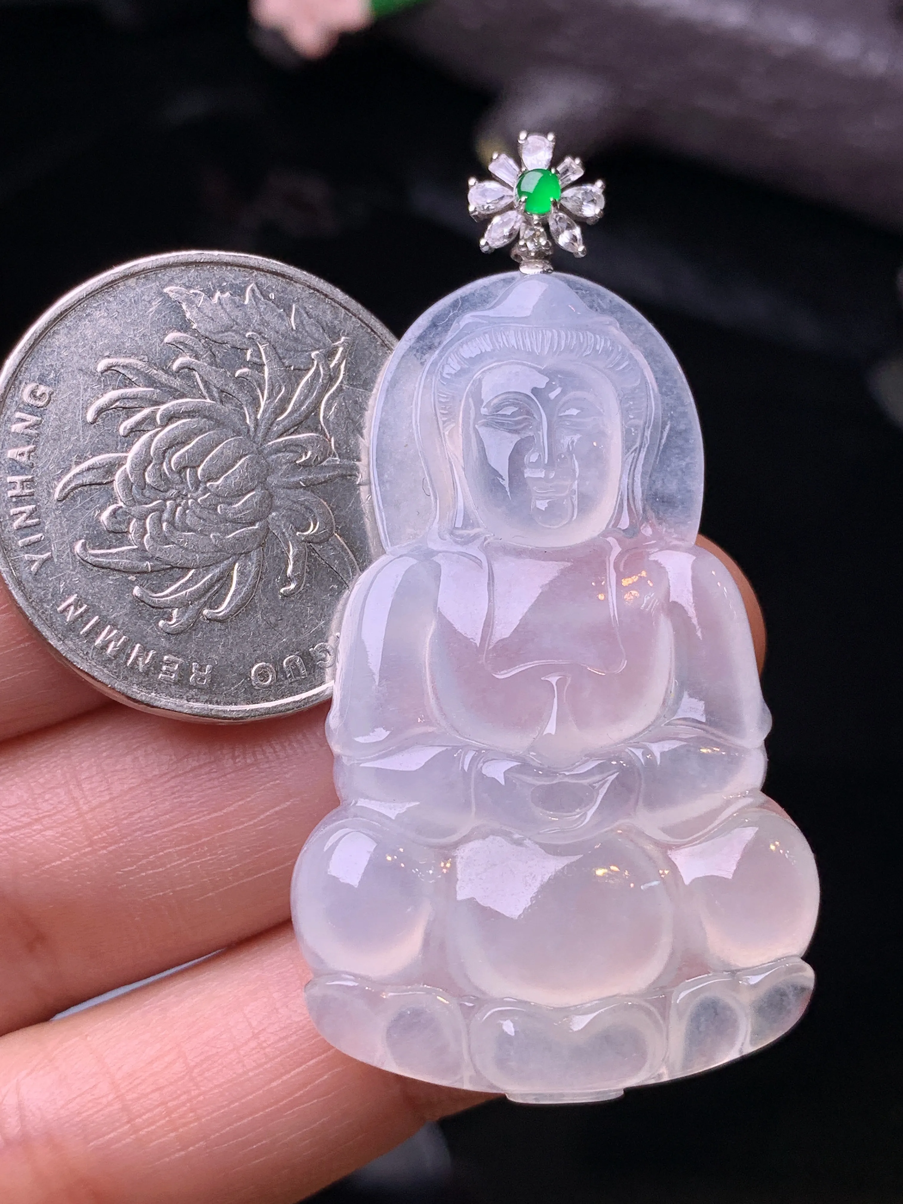 18k金钻冰种观音飘绿四季豆吊坠 玉质细腻 色泽清新艳丽 整体尺寸50.5*26.5*4.7