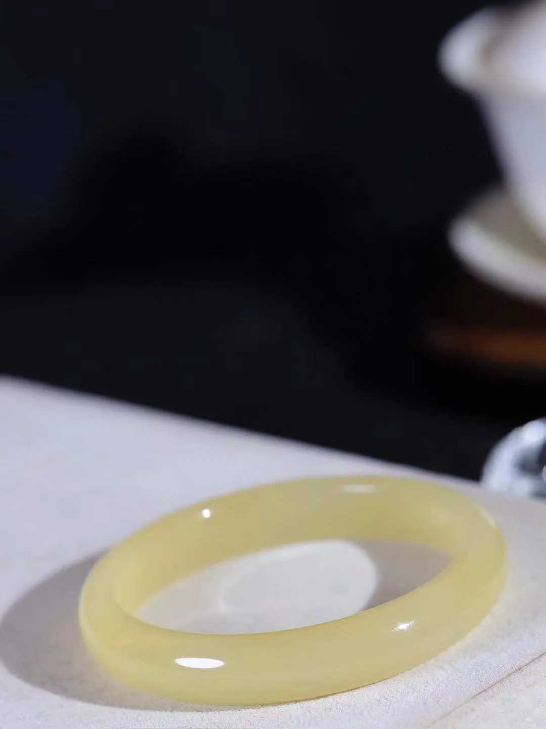 （温柔雅致.手镯）

精品️和田玉蜂蜜水手镯。镯型饱满，温润细腻，脂润沁香。️执一卷书，沏一盏茶，着一袭裙，戴一只镯。淡淡浅笺，素心若兰，静赏玉中诗画。悠悠岁月，芊手轻摘，盛满诗样芳华。重36.16克   尺寸56-11.2-6.6mm    FDA-321202600