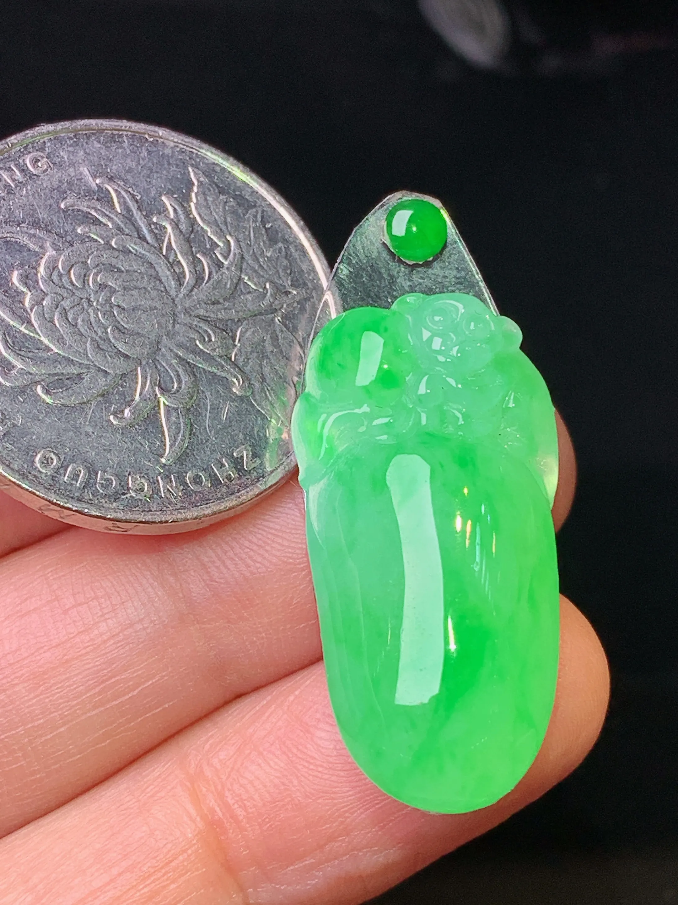 镶嵌款 翠绿寿桃吊坠 玉质细腻 色泽清新艳丽 整体尺寸27.8*14.2*6.3