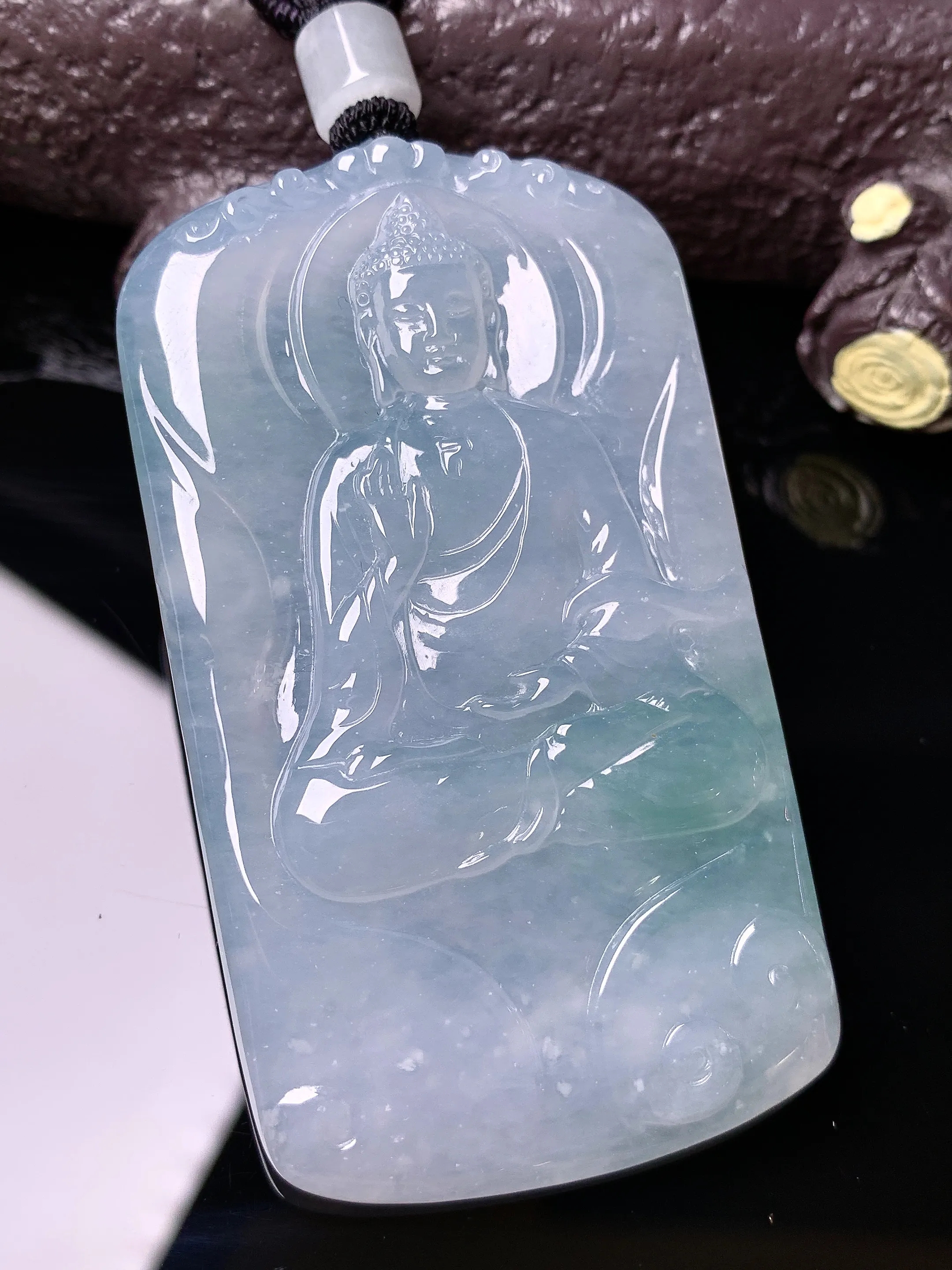 飘绿观音菩萨吊坠 玉质细腻 色泽清新艳丽 整体尺寸65.2*37.3*5.6