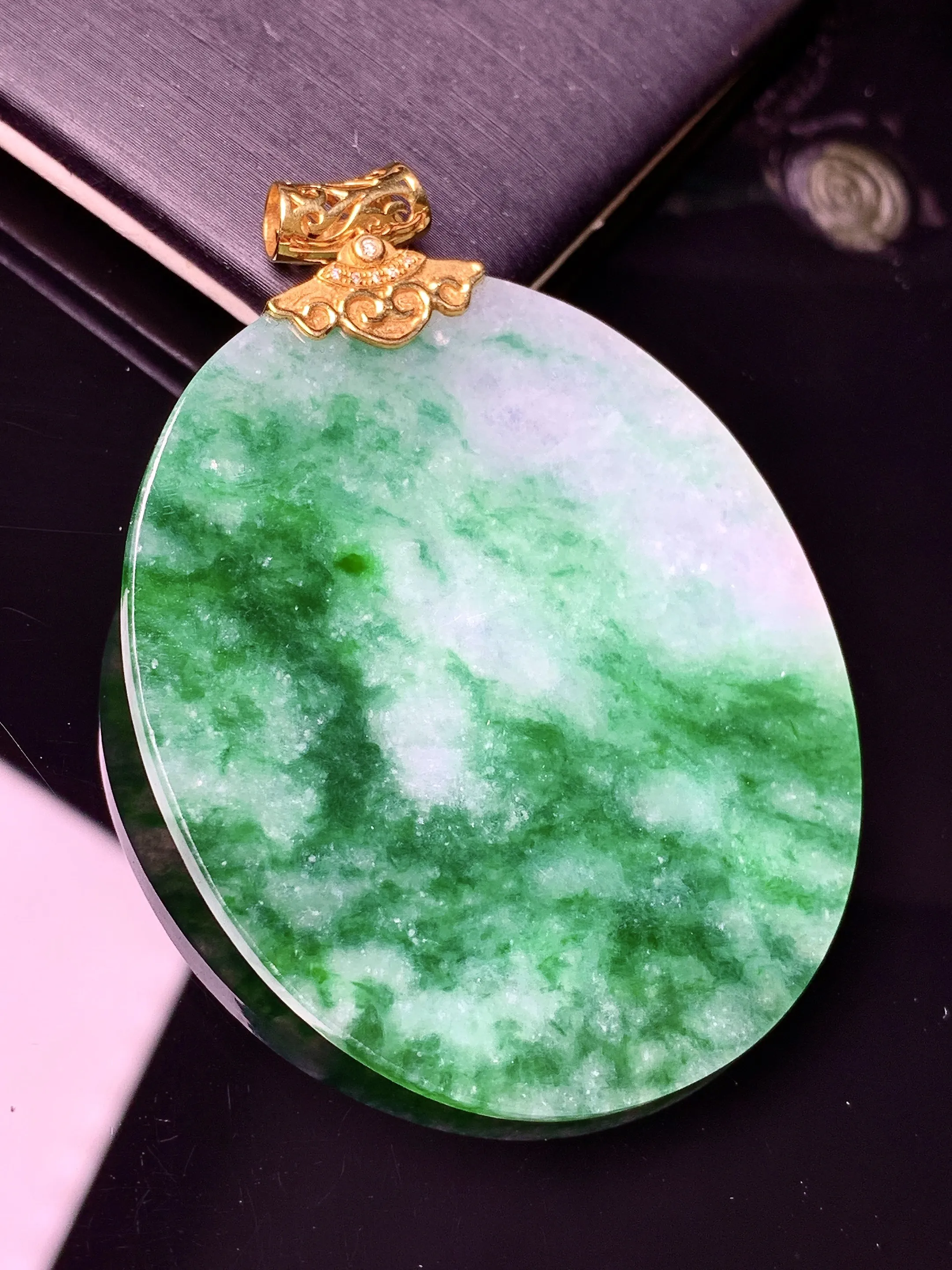 18k金镶嵌飘花圆牌吊坠 玉质细腻 色泽清新艳丽 整体尺寸55.7*41.2*2.5