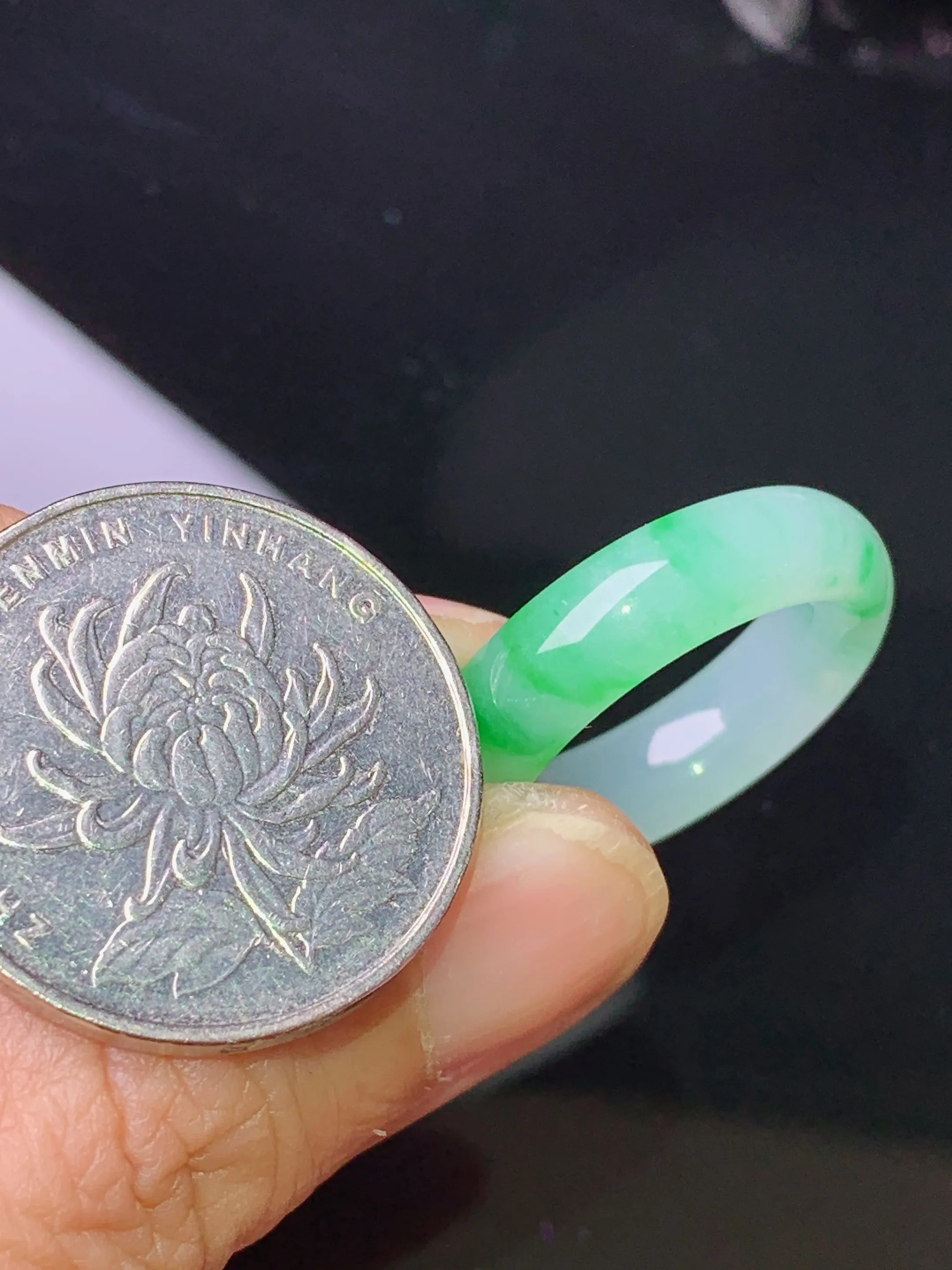 飘绿指环 玉质细腻 色泽清新艳丽 圈口15 整体尺寸24.7*6*3.8