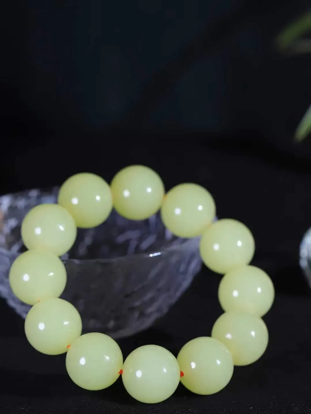 【珠圆玉润.手串】

精品️和田玉黄口珠圆玉润手串 玉质温润细腻  整串打磨圆润，佩戴舒适。珠珠落玉盘，间关莺语花底滑，一生美好时光，无论身在何处，都有它相伴相守。事事顺遂，幸福美满，吉祥如意。重107.10克 尺寸取一18mm  FDA-221202633