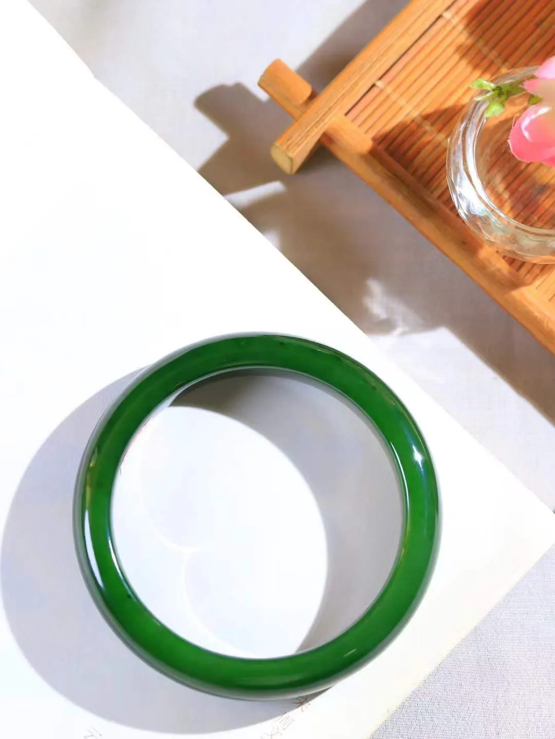 【花样年华·手镯】

收藏级臻品和田玉碧玉手镯，质地油润细腻，色泽高贵典雅，镯型古朴典雅。在诗情画意的雨巷相遇，你是我腕间的一抹风情，有你眸有深情，清风荡漾湖间静水，我愿俯身低眉，在烟波涟漪处，寻你深情倩影。内径55.5mm尺寸12.5-8mm 重51.5克fDA-781271624