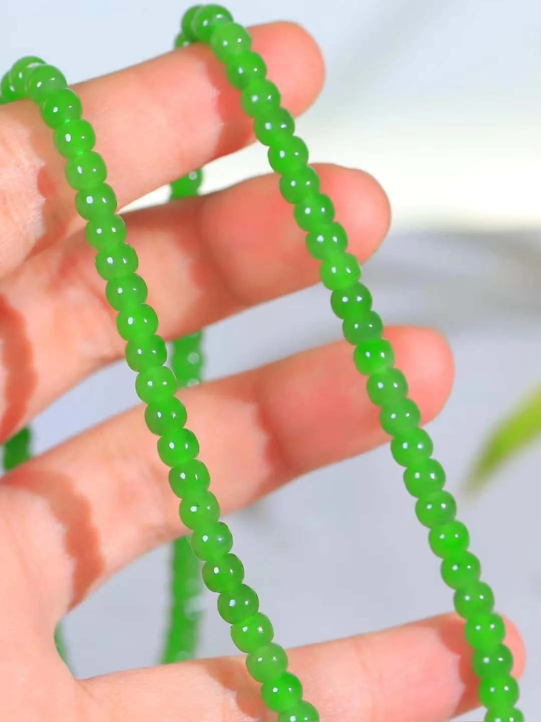 （老型珠.项链）

精品和田玉碧玉老型珠项链 玉质温润细腻 佩戴舒适。间关莺语花底滑，一生美好时光，无论身在何处，都有它相伴相守。事事顺遂，幸福美满，吉祥如意。重31.2克   尺寸取一4.3-5.5mm   FDL-791272631