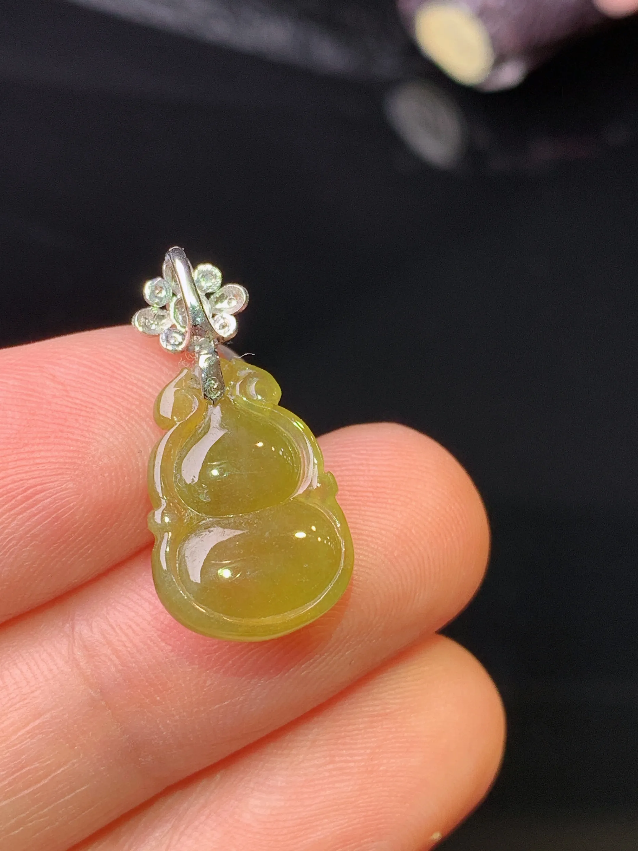 18k金钻镶嵌黄翡葫芦吊坠 玉质细腻 色泽清新艳丽 整体尺寸22*10.8*5.8